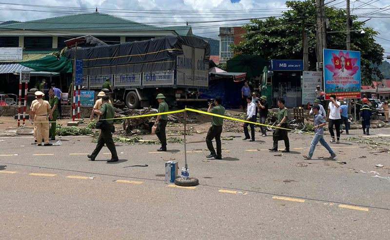 Cơ quan chức năng đang phong tỏa hiện trường, điều tra nguy&ecirc;n nh&acirc;n vụ tai nạn.