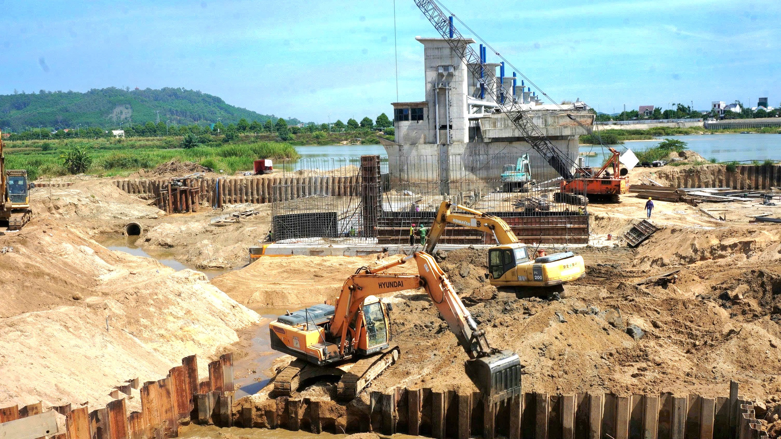Quảng Ng&atilde;i chạy đua đưa c&aacute;c dự &aacute;n ngh&igrave;n tỷ đồng tr&ecirc;n s&ocirc;ng Tr&agrave; Kh&uacute;c về đ&iacute;ch năm 2025- Ảnh 2.