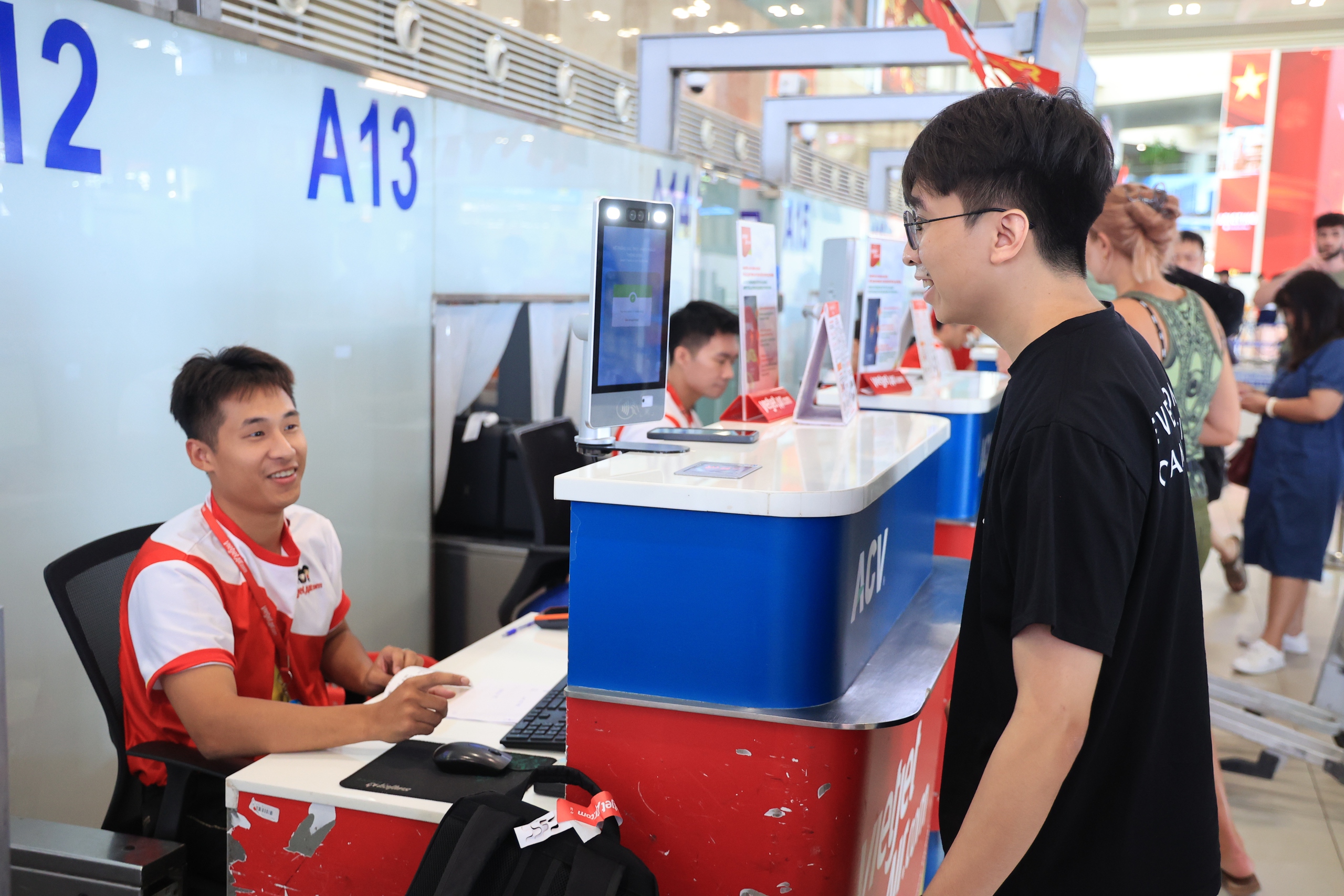 Sinh trắc học giúp rút ngắn thủ tục hàng không, hành khách chỉ cần quét khuôn mặt- Ảnh 1. Sinh trắc học giúp rút ngắn thủ tục hàng không, hành khách chỉ cần quét khuôn mặt- Ảnh 1.