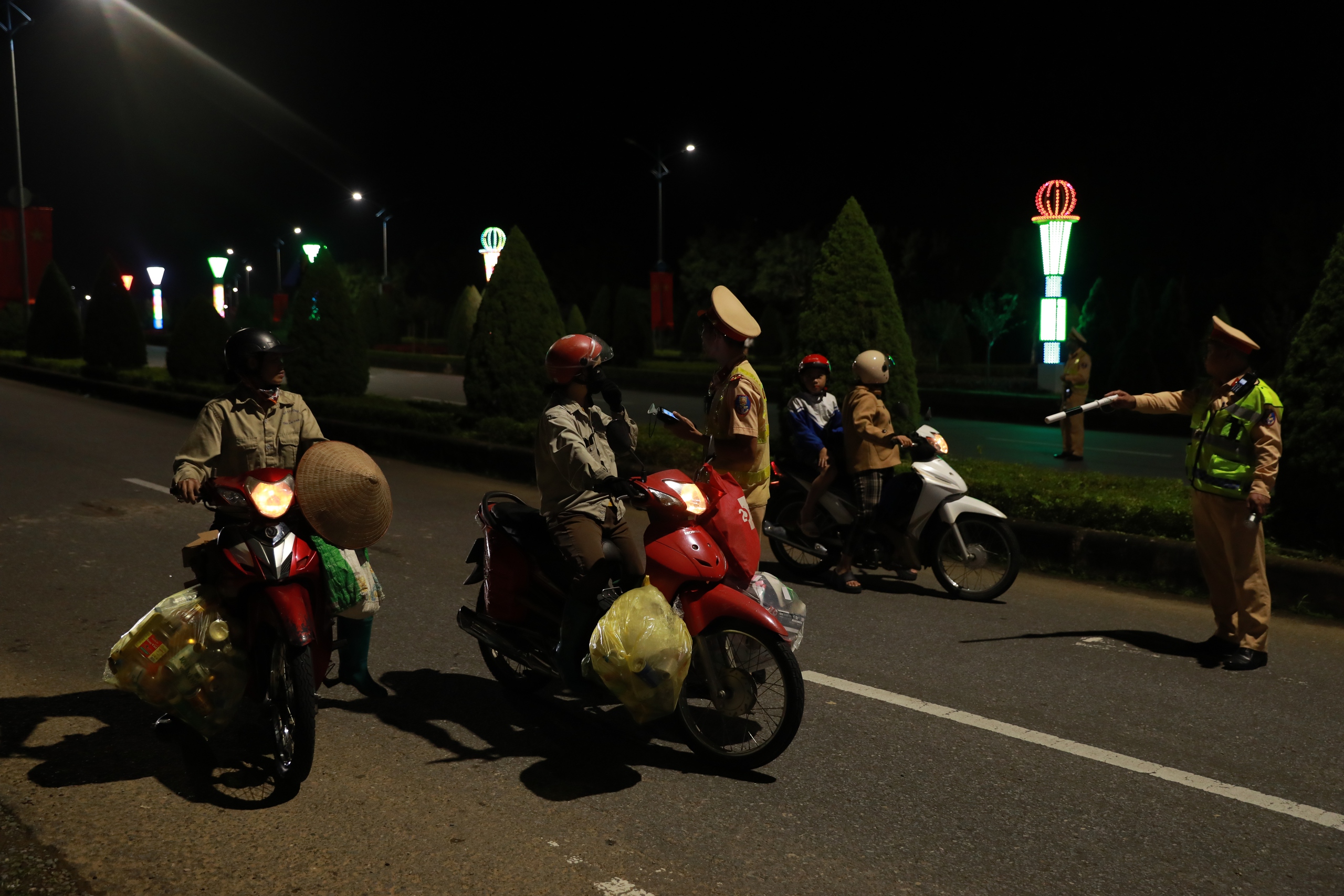 Cảnh sát giao thông Lai Châu ngày đêm căng mình giữ bình yên những tuyến đường- Ảnh 7. Cảnh sát giao thông Lai Châu ngày đêm căng mình giữ bình yên những tuyến đường- Ảnh 7.