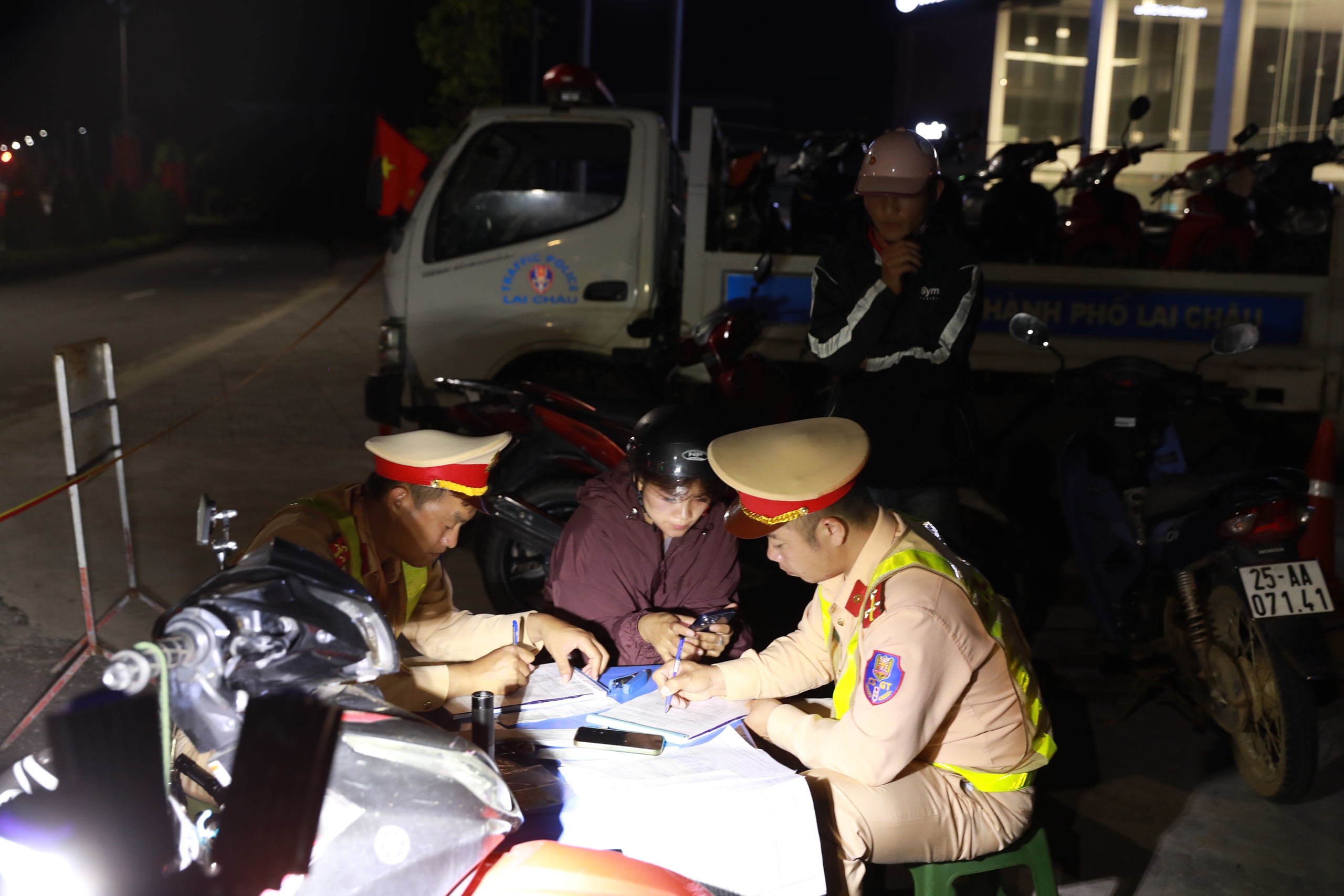 Cảnh sát giao thông Lai Châu ngày đêm căng mình giữ bình yên những tuyến đường- Ảnh 10. Cảnh sát giao thông Lai Châu ngày đêm căng mình giữ bình yên những tuyến đường- Ảnh 10.