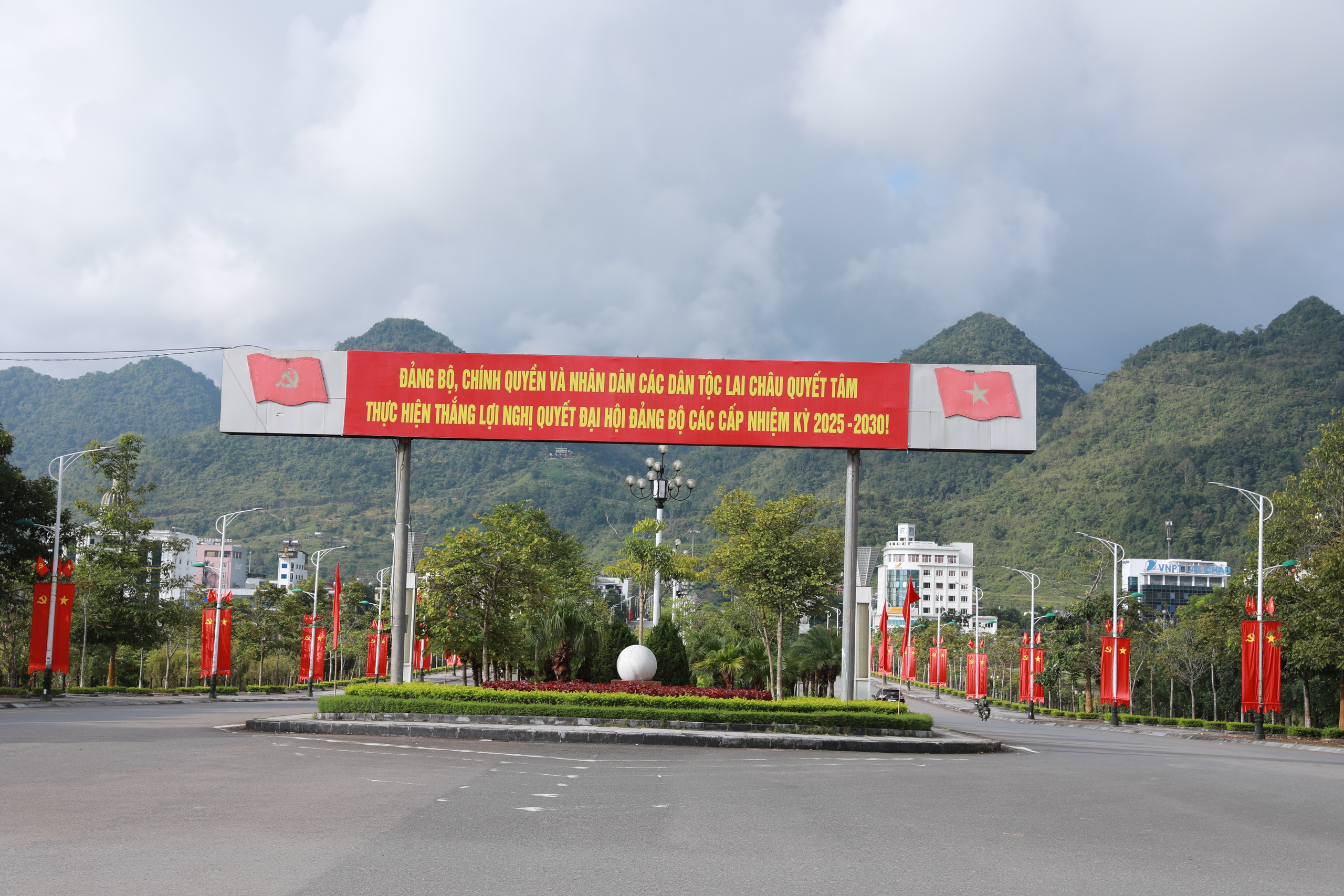 Diện mạo những con đường hiện đại nơi phố núi Lai Châu- Ảnh 14. Diện mạo những con đường hiện đại nơi phố núi Lai Châu- Ảnh 14.