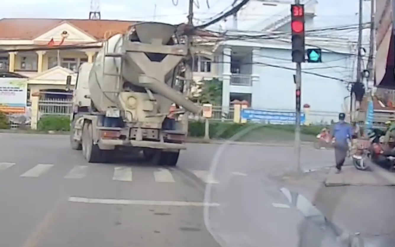 CSGT TP.HCM x&aacute;c minh danh t&iacute;nh t&agrave;i xế điều khiển xe bồn ngang nhi&ecirc;n vượt đ&egrave;n đỏ