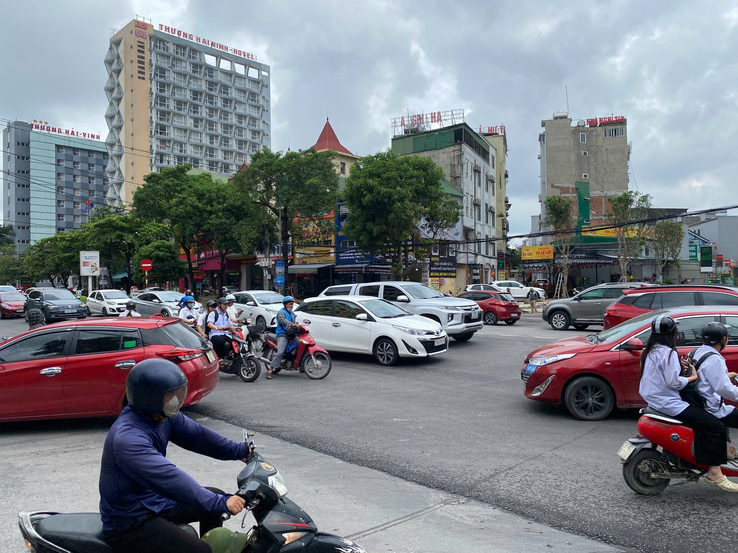 Nghệ An: Ng&atilde; tư kẹt xe nhất th&agrave;nh Vinh bao giờ hết tắc?- Ảnh 3.