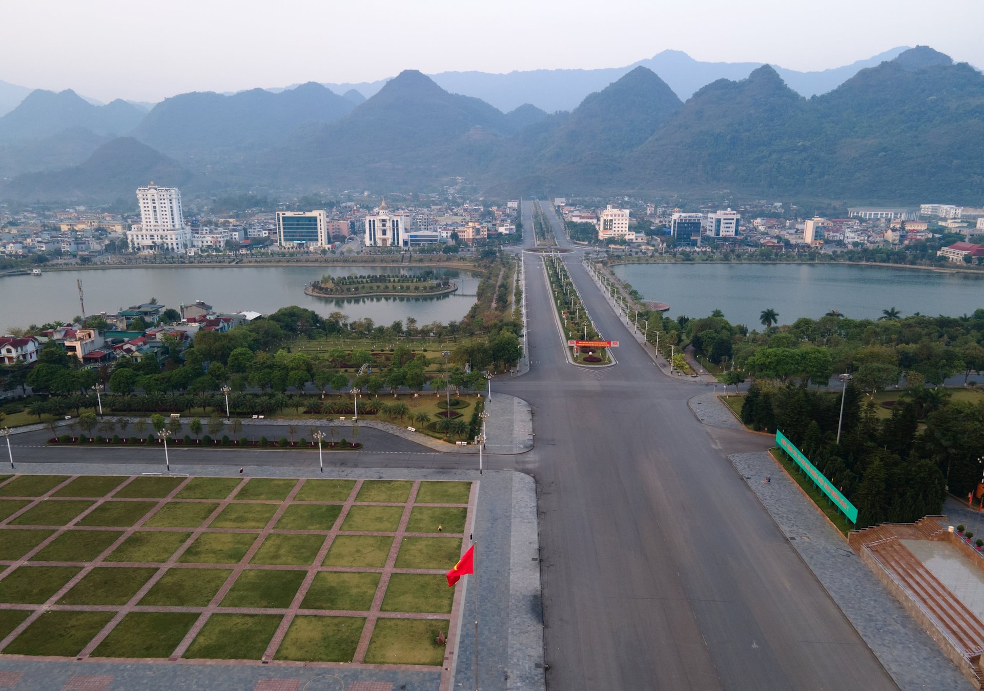 Diện mạo những con đường hiện đại nơi phố núi Lai Châu- Ảnh 11. Diện mạo những con đường hiện đại nơi phố núi Lai Châu- Ảnh 11.