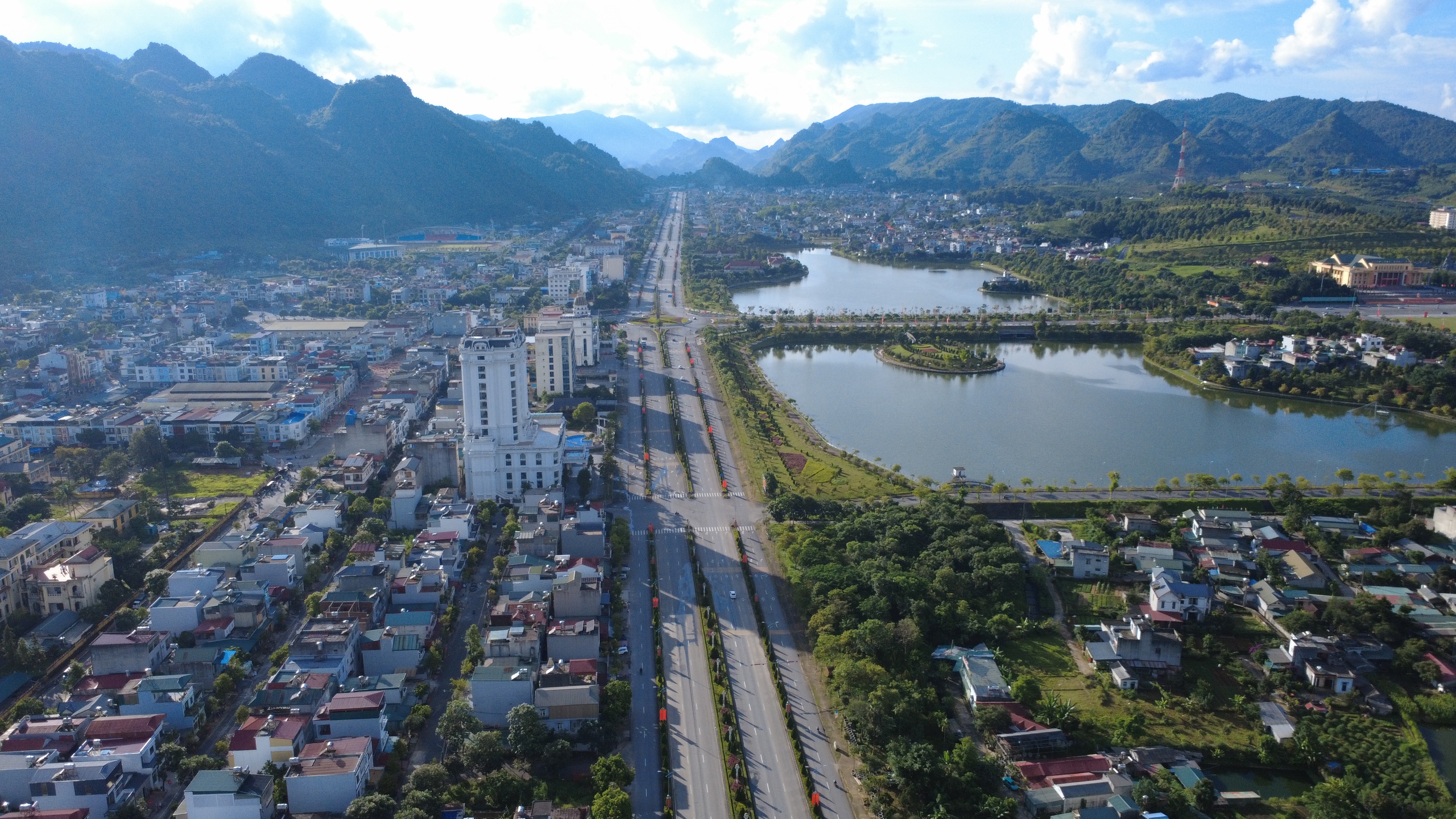 Diện mạo những con đường hiện đại nơi phố núi Lai Châu- Ảnh 1. Diện mạo những con đường hiện đại nơi phố núi Lai Châu- Ảnh 1.