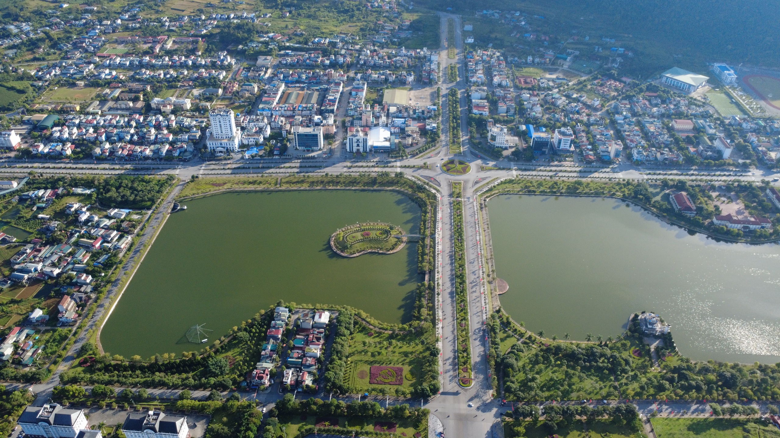 Diện mạo những con đường hiện đại nơi phố núi Lai Châu- Ảnh 2. Diện mạo những con đường hiện đại nơi phố núi Lai Châu- Ảnh 2.