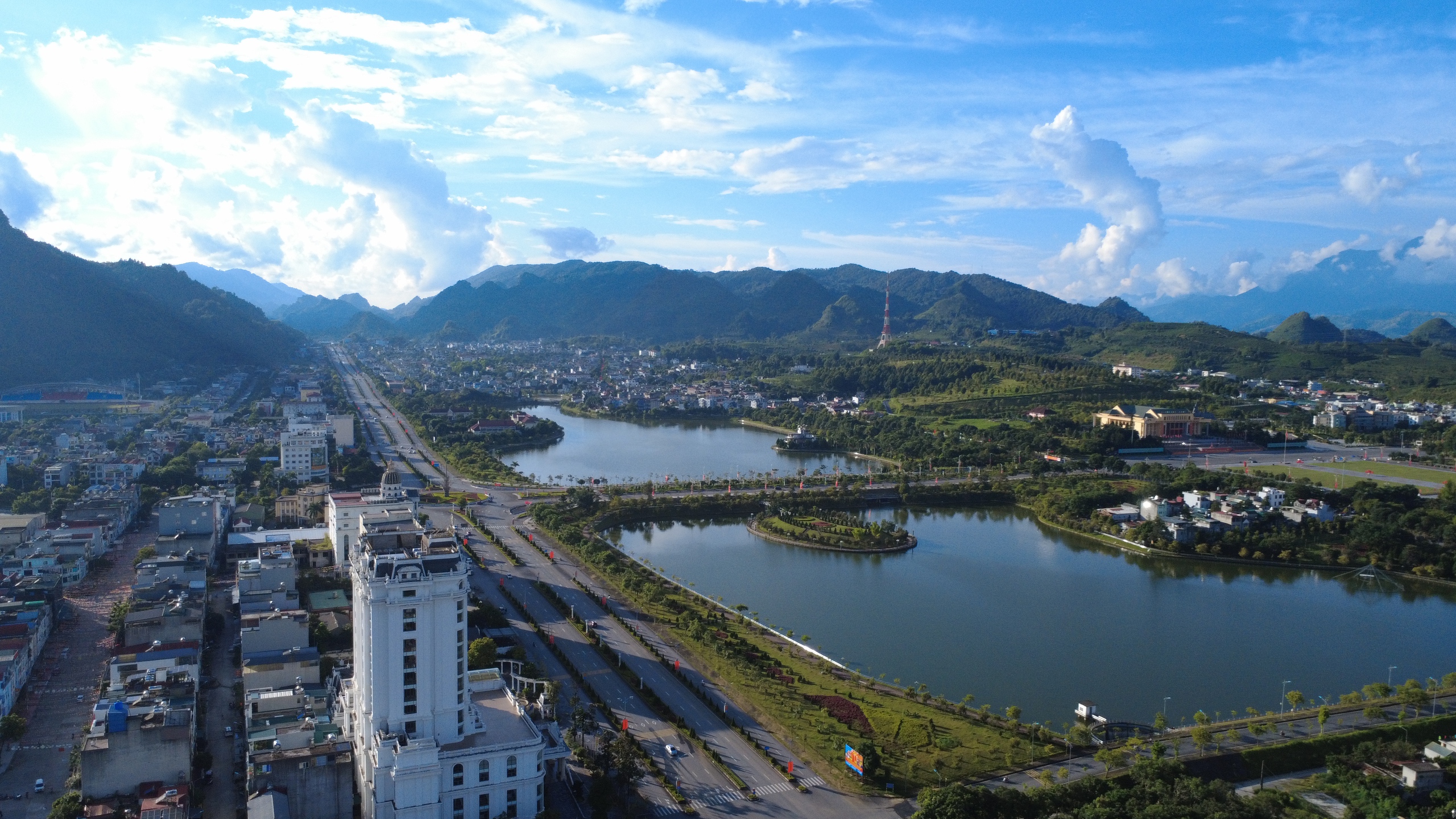 Diện mạo những con đường hiện đại nơi phố núi Lai Châu- Ảnh 7. Diện mạo những con đường hiện đại nơi phố núi Lai Châu- Ảnh 7.