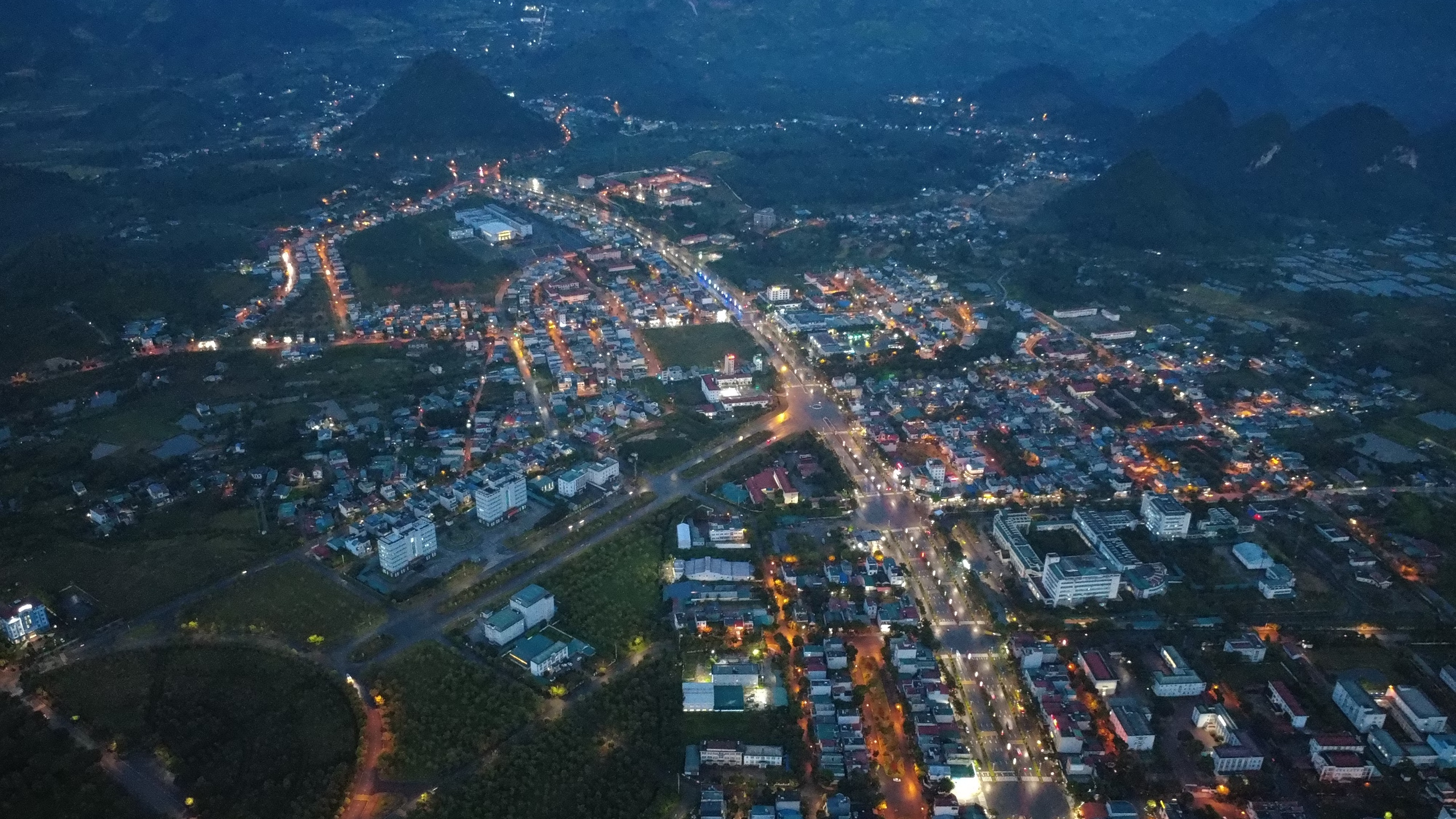 Diện mạo những con đường hiện đại nơi phố núi Lai Châu- Ảnh 15. Diện mạo những con đường hiện đại nơi phố núi Lai Châu- Ảnh 15.