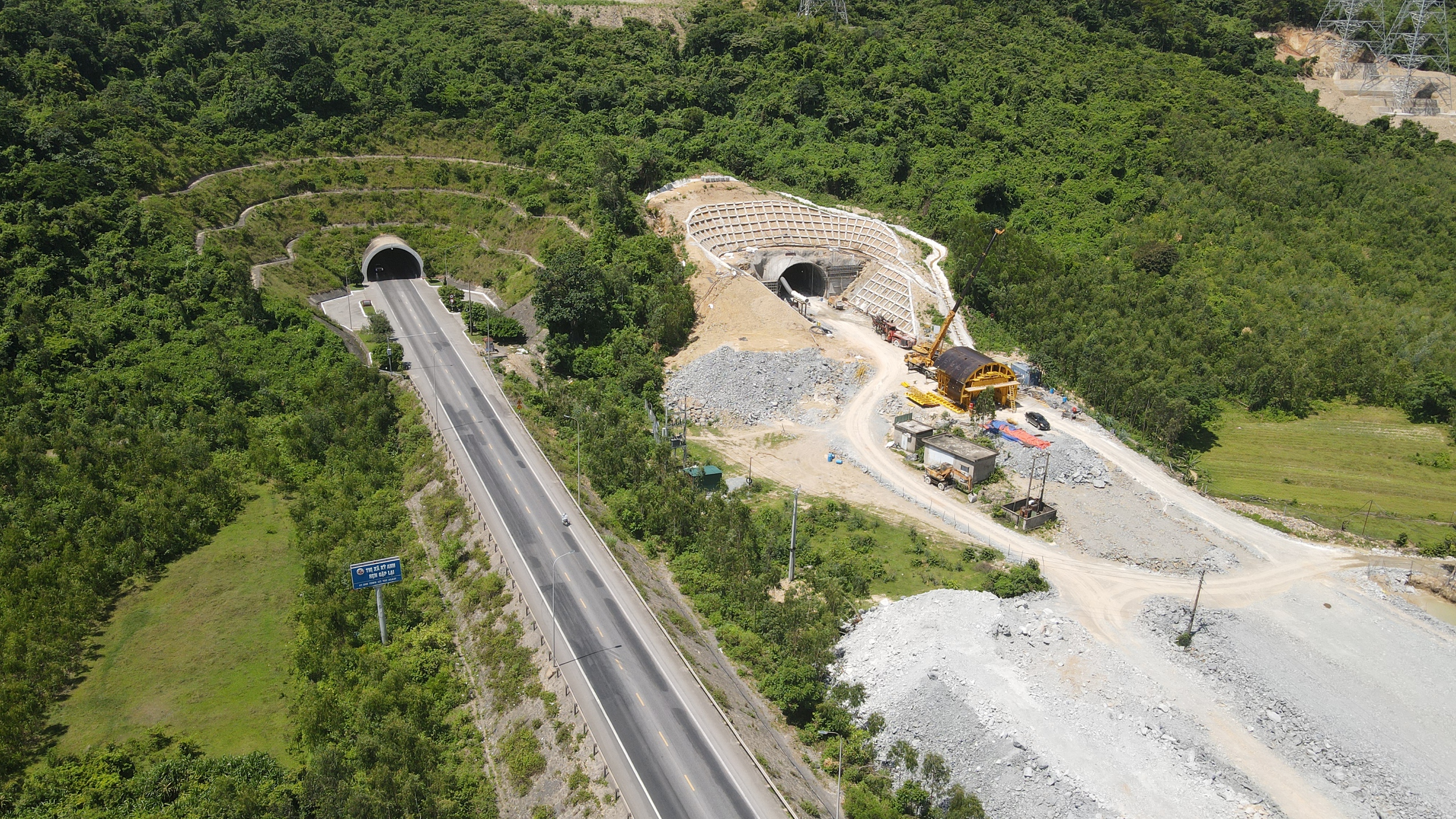 Người dân Hà Tĩnh hưởng lợi thế nào nhờ hệ thống đường cao tốc, quốc lộ nâng cấp?- Ảnh 3. Người dân Hà Tĩnh hưởng lợi thế nào nhờ hệ thống đường cao tốc, quốc lộ nâng cấp?- Ảnh 3.