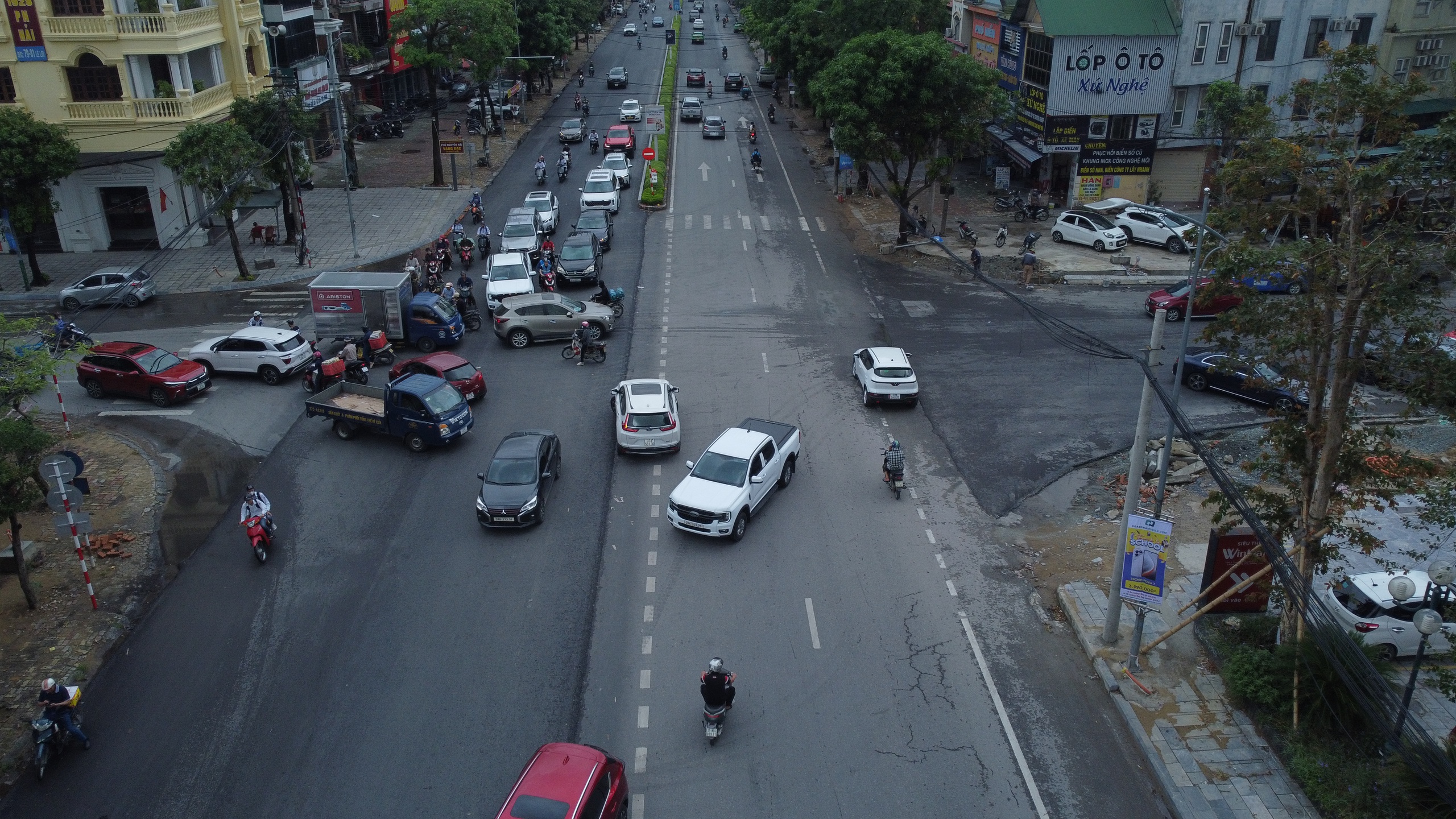 Nghệ An: Ng&atilde; tư kẹt xe nhất th&agrave;nh Vinh bao giờ hết tắc?- Ảnh 2.