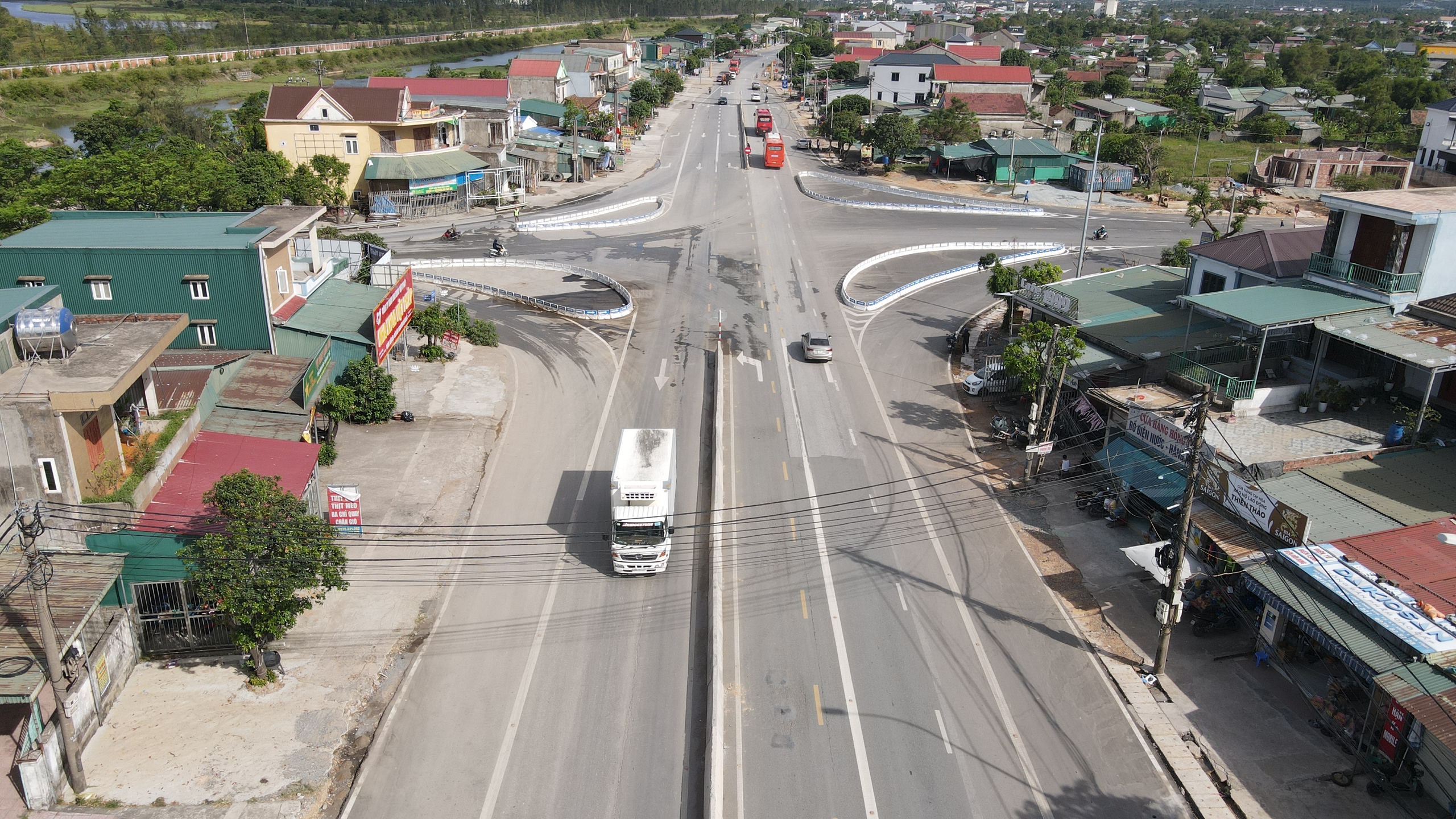 Th&aacute;o dải ph&acirc;n c&aacute;ch, kẻ lại vạch sơn tại n&uacute;t giao QL1 qua H&agrave; Tĩnh để giảm nguy cơ tai nạn- Ảnh 1.