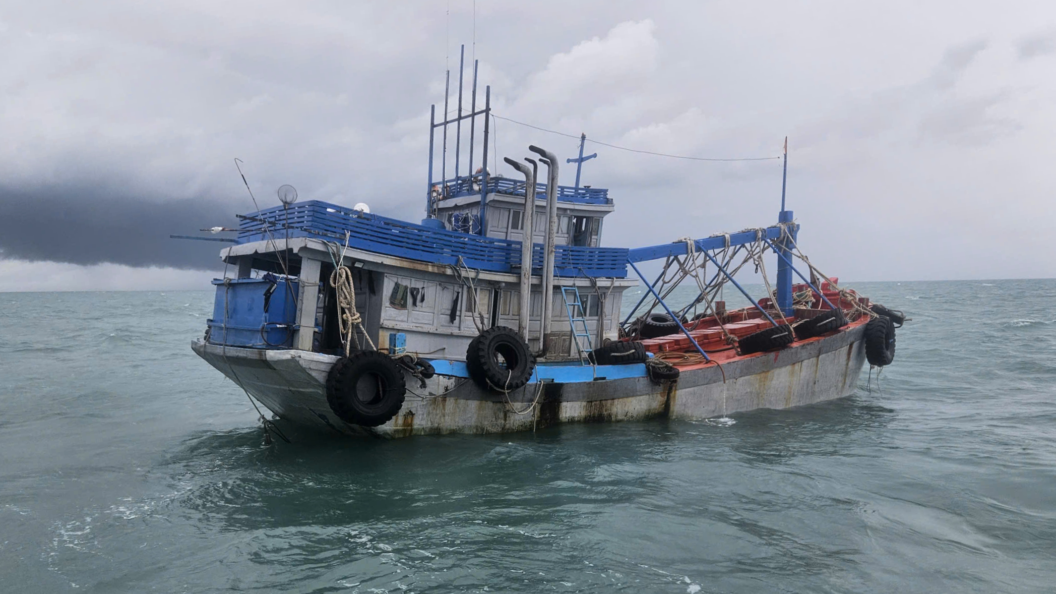 Cảnh s&aacute;t biển bắt giữ t&agrave;u chở hơn 110.000 l&iacute;t dầu DO tr&aacute;i ph&eacute;p- Ảnh 1.