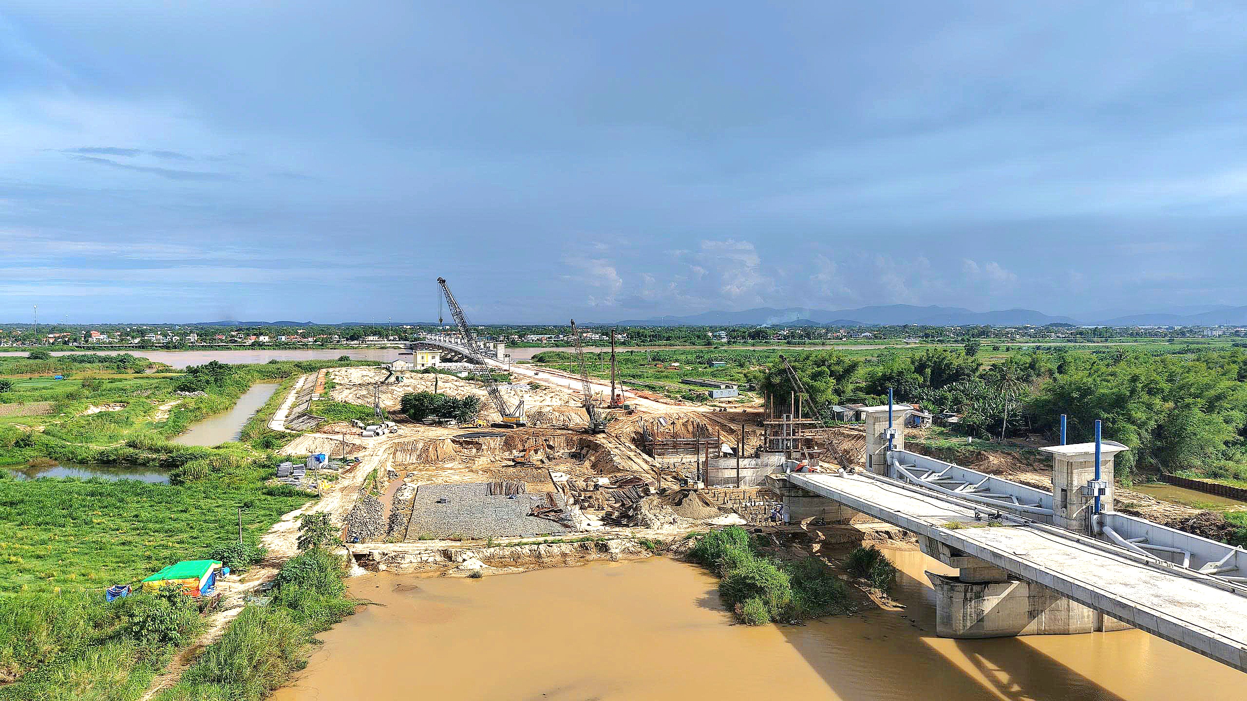 Quảng Ng&atilde;i chạy đua đưa c&aacute;c dự &aacute;n ngh&igrave;n tỷ đồng tr&ecirc;n s&ocirc;ng Tr&agrave; Kh&uacute;c về đ&iacute;ch năm 2025- Ảnh 3.