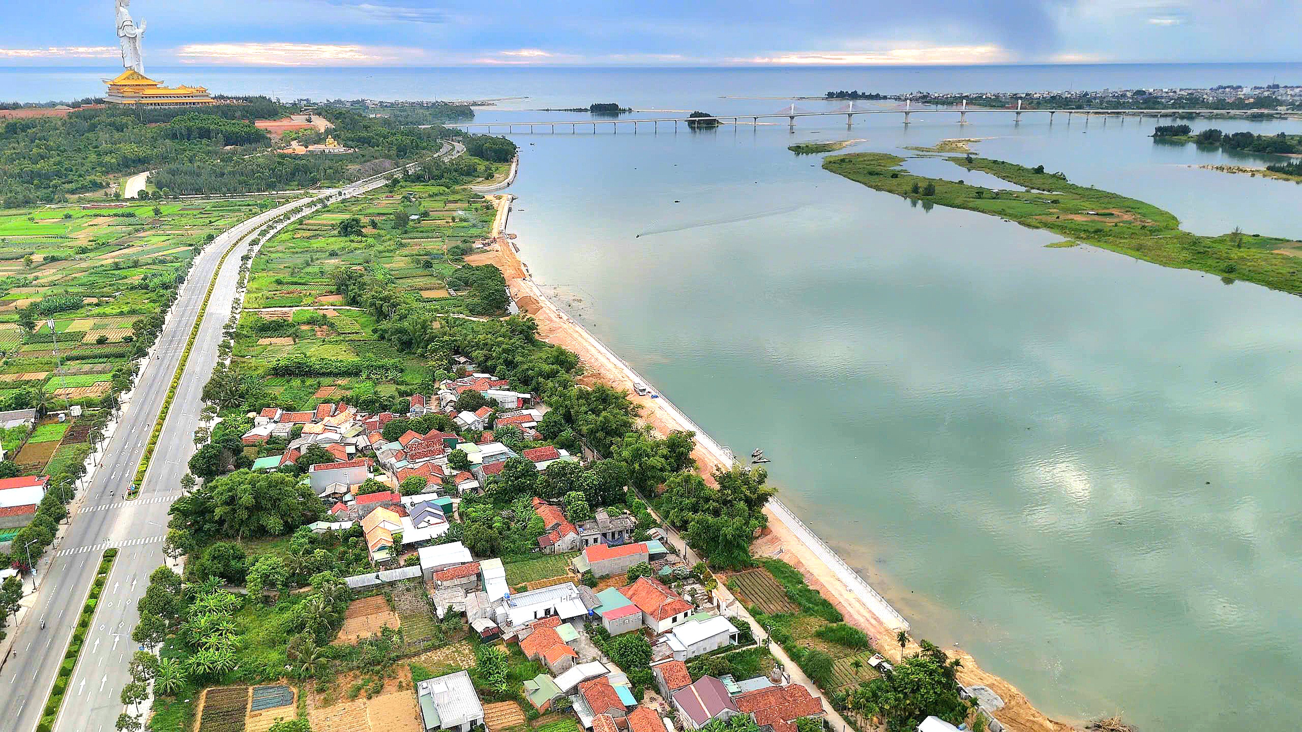 Quảng Ng&atilde;i chạy đua đưa c&aacute;c dự &aacute;n ngh&igrave;n tỷ đồng tr&ecirc;n s&ocirc;ng Tr&agrave; Kh&uacute;c về đ&iacute;ch năm 2025- Ảnh 6.