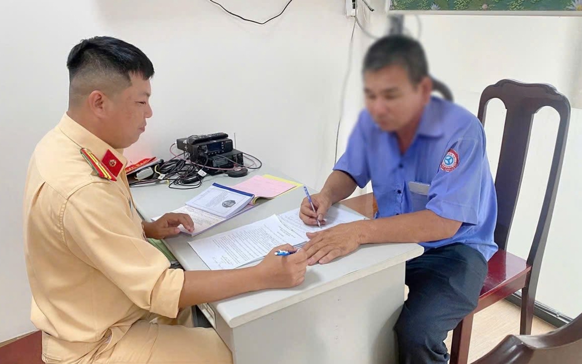 Xử l&yacute; t&agrave;i xế xe bu&yacute;t lấn l&agrave;n, vượt ẩu tr&ecirc;n quốc lộ 20 qua Đồng Nai