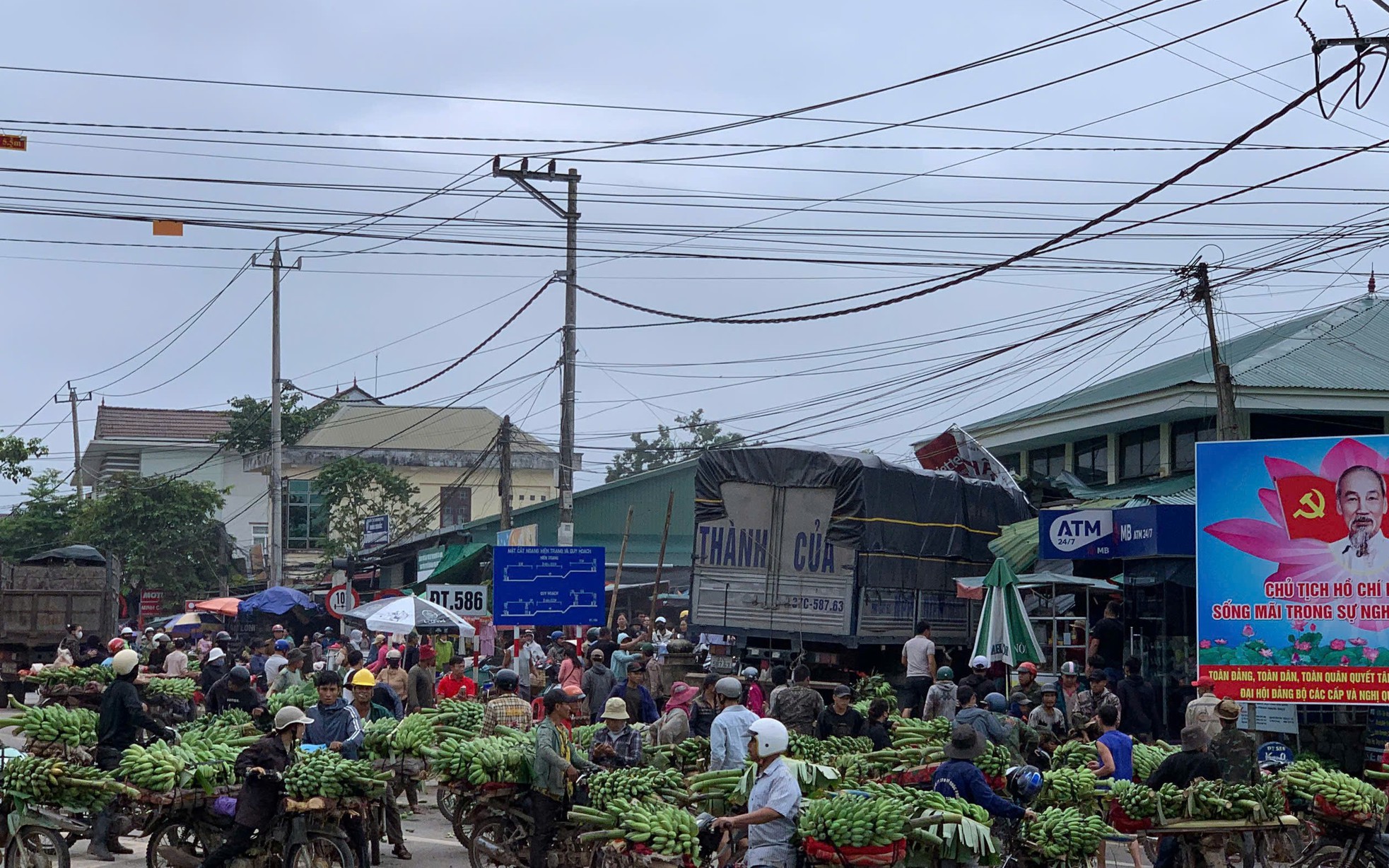 Danh tính các nạn nhân thương vong trong vụ xe tải lao vào chợ chuối bên QL9 qua Quảng Trị- Ảnh 3. Nguyên nhân ban đầu vụ xe tải lao vào chợ ở Quảng Trị làm 3 người chết, 7 người bị thương