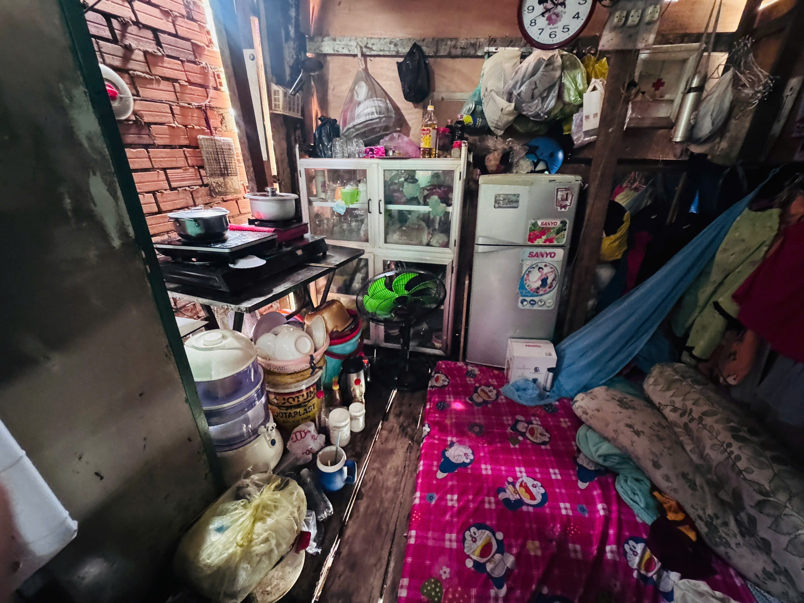 TP.HCM: Những mảnh đời ch&ecirc;nh v&ecirc;nh trong &ldquo;m&aacute;i nh&agrave; nổi&rdquo; ven k&ecirc;nh rạch- Ảnh 3.