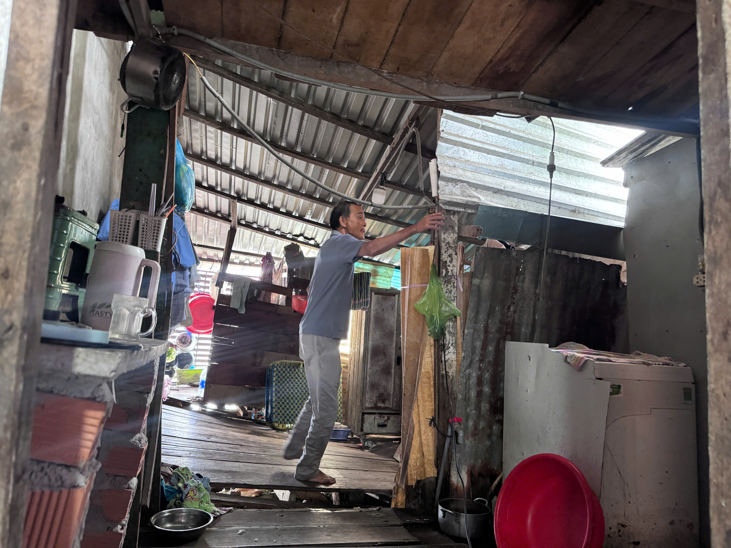 TP.HCM: Những mảnh đời ch&ecirc;nh v&ecirc;nh trong &ldquo;m&aacute;i nh&agrave; nổi&rdquo; ven k&ecirc;nh rạch- Ảnh 2.