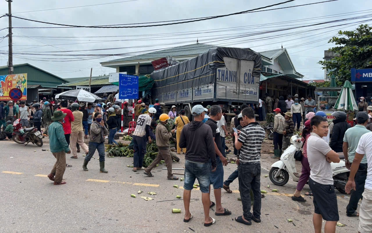 &Ocirc; t&ocirc; tải lao v&agrave;o chợ chuối b&ecirc;n quốc lộ 9 ở Quảng Trị, 3 người tử vong tại chỗ