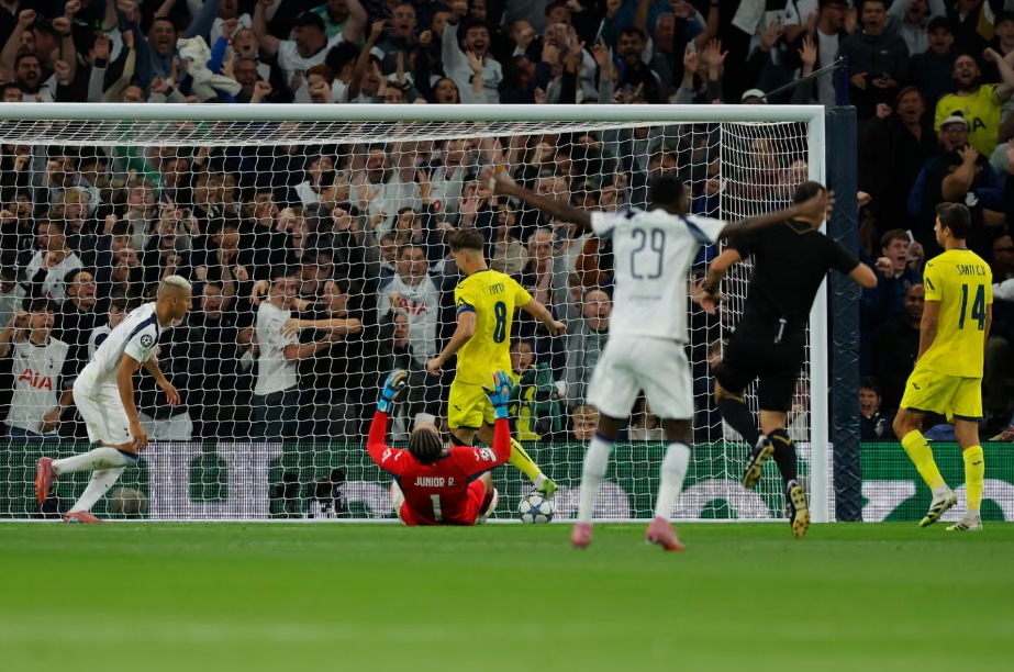 Luiz Junior phản lưới, Villarreal thua Tottenham trong trận ra qu&acirc;n Cup C1- Ảnh 1.