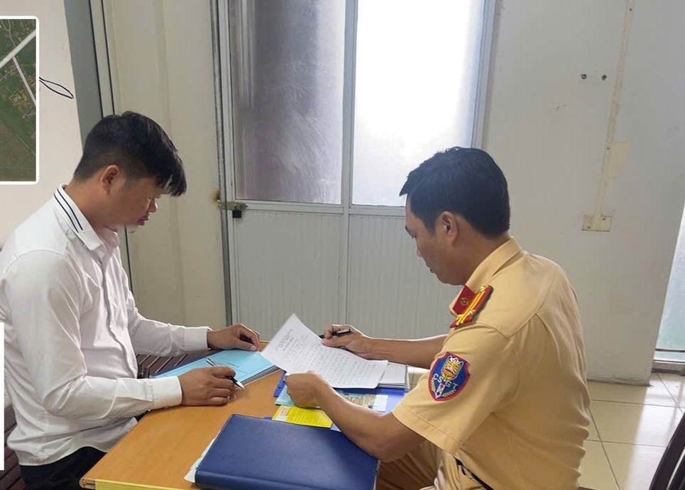 Ninh B&igrave;nh: Xử phạt t&agrave;i xế để trẻ em th&ograve; đầu ra ngo&agrave;i cửa sổ trời &ocirc; t&ocirc;- Ảnh 1.