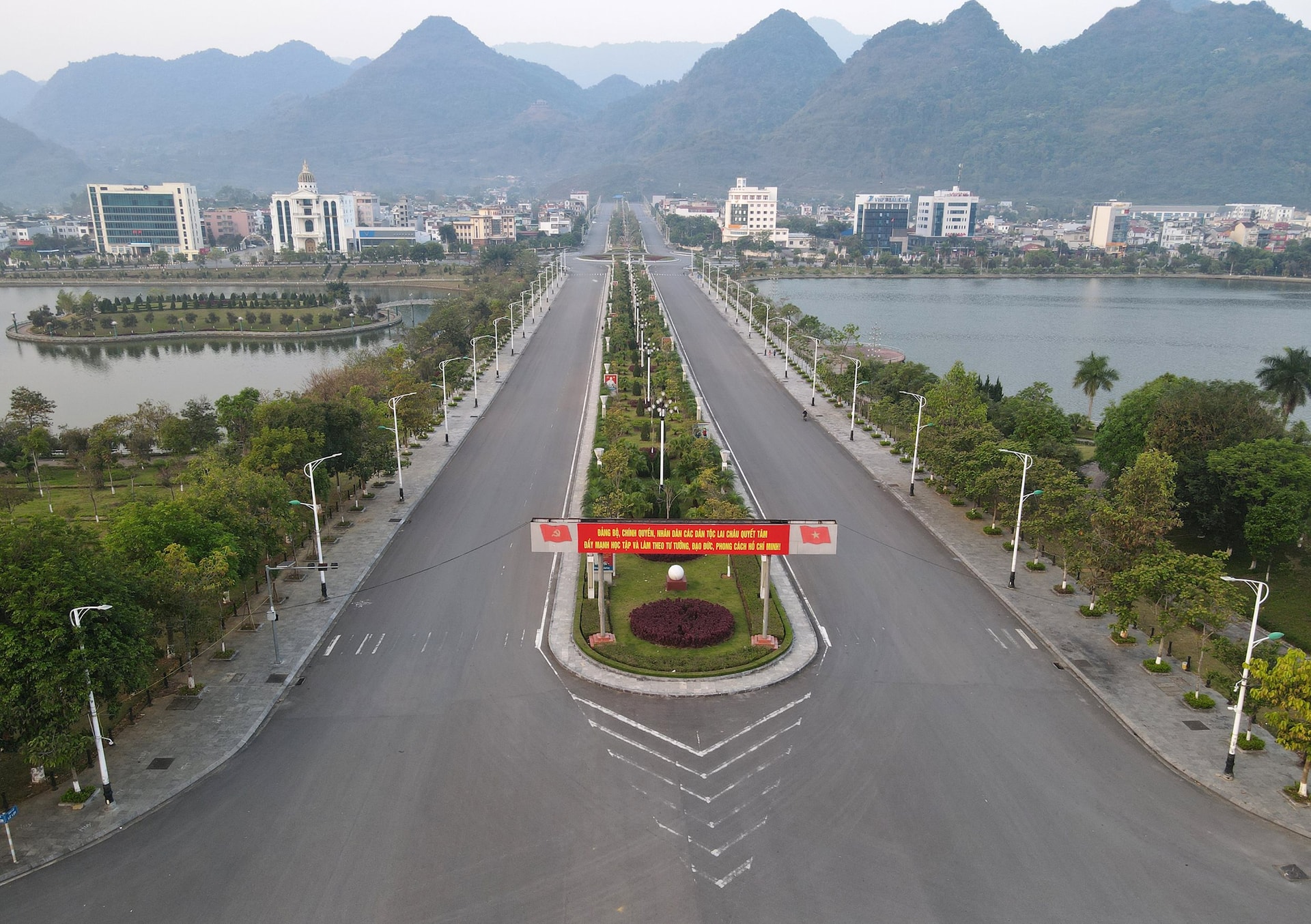 Diện mạo những con đường hiện đại nơi phố núi Lai Châu- Ảnh 13. Diện mạo những con đường hiện đại nơi phố núi Lai Châu- Ảnh 13.