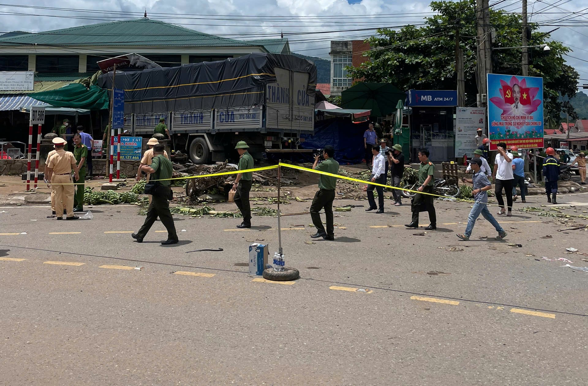 Vụ xe tải lao v&agrave;o chợ chuối 10 người thương vong: Hai nạn nh&acirc;n tử vong quốc tịch L&agrave;o- Ảnh 2.