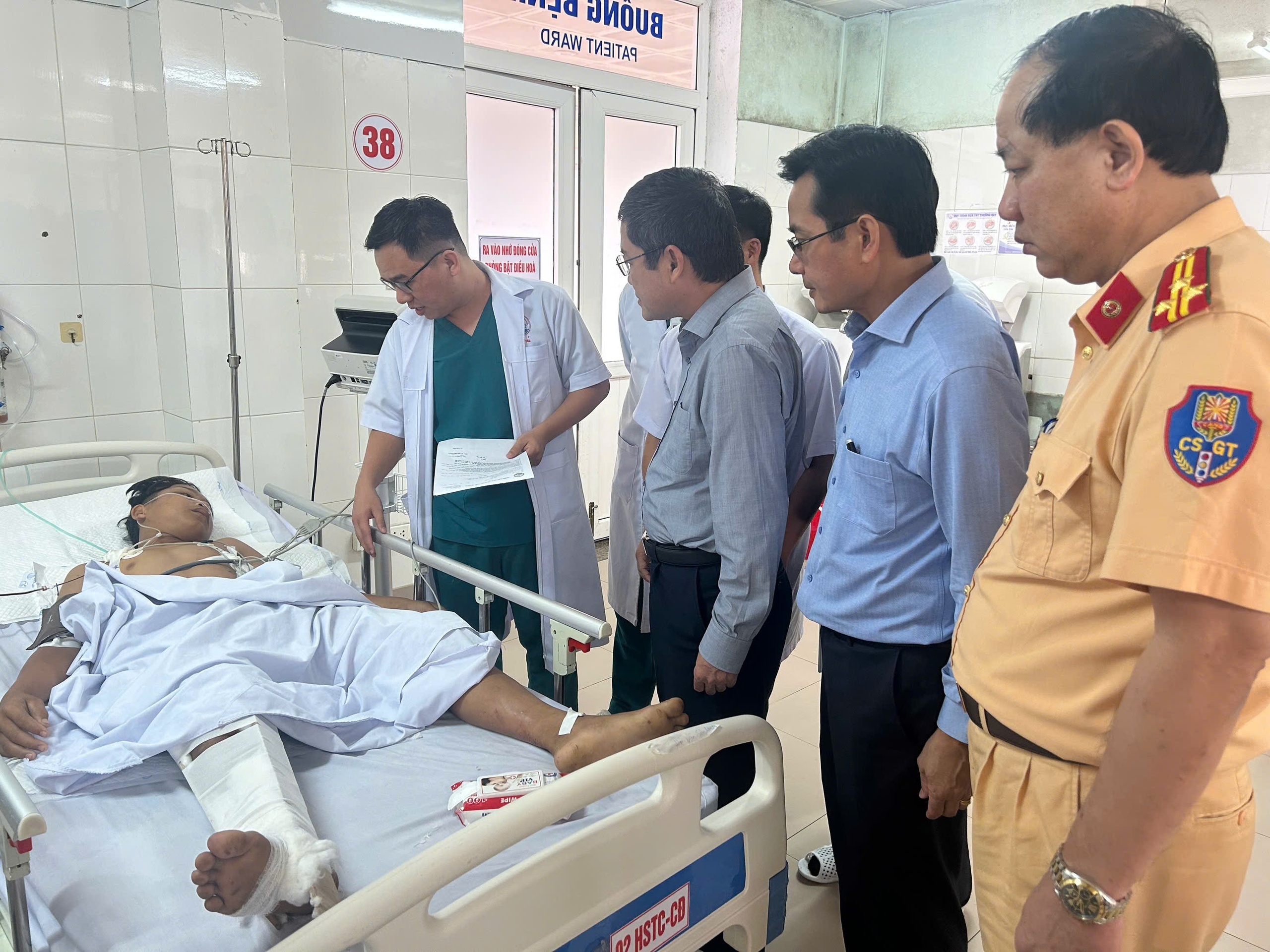 Vụ xe tải lao v&agrave;o chợ chuối 10 người thương vong: Hai nạn nh&acirc;n tử vong quốc tịch L&agrave;o- Ảnh 5.
