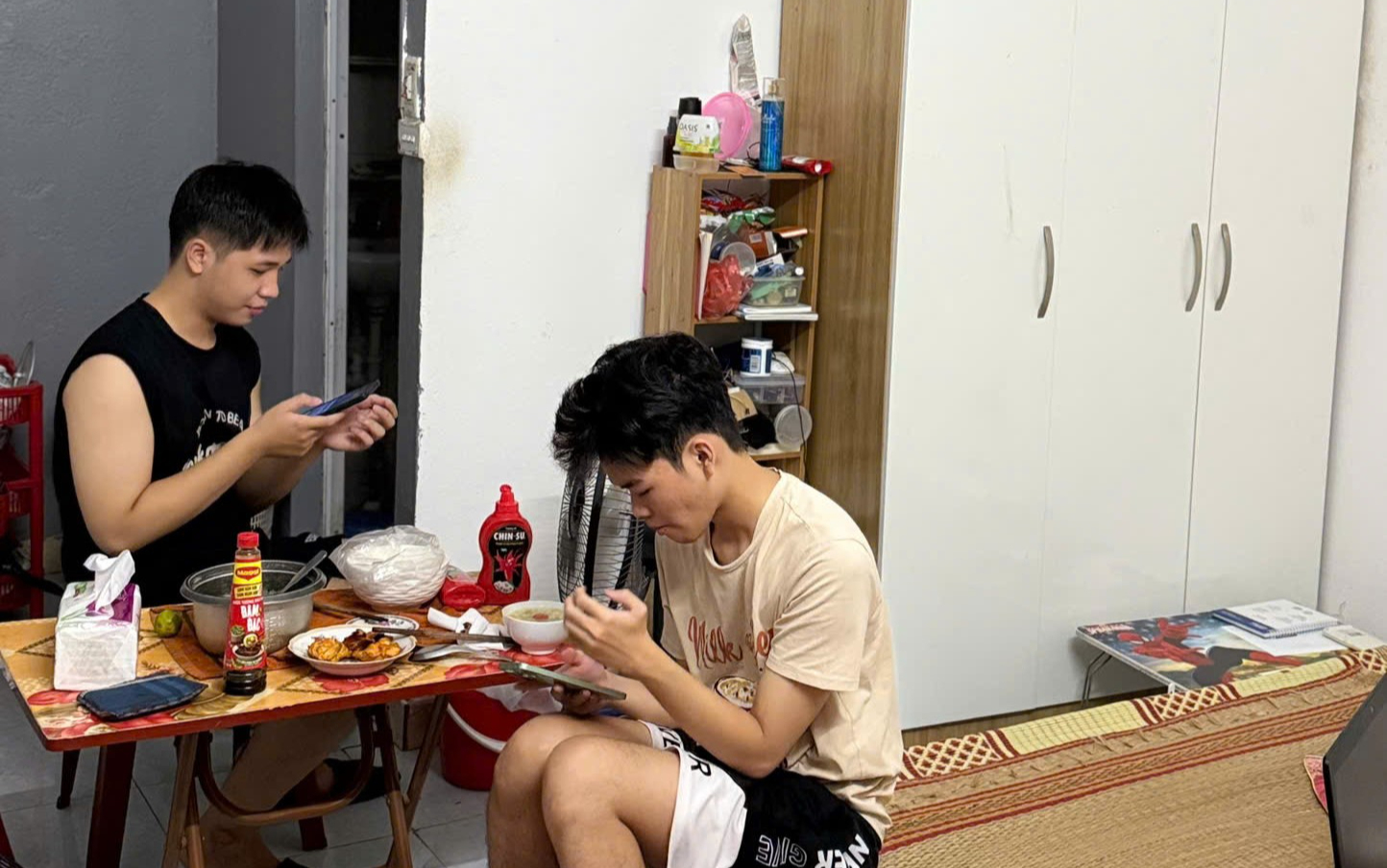 Sinh vi&ecirc;n, người trẻ kh&oacute; thu&ecirc; nh&agrave; trọ ở H&agrave; Nội v&igrave; gi&aacute; tăng cao- Ảnh 1.