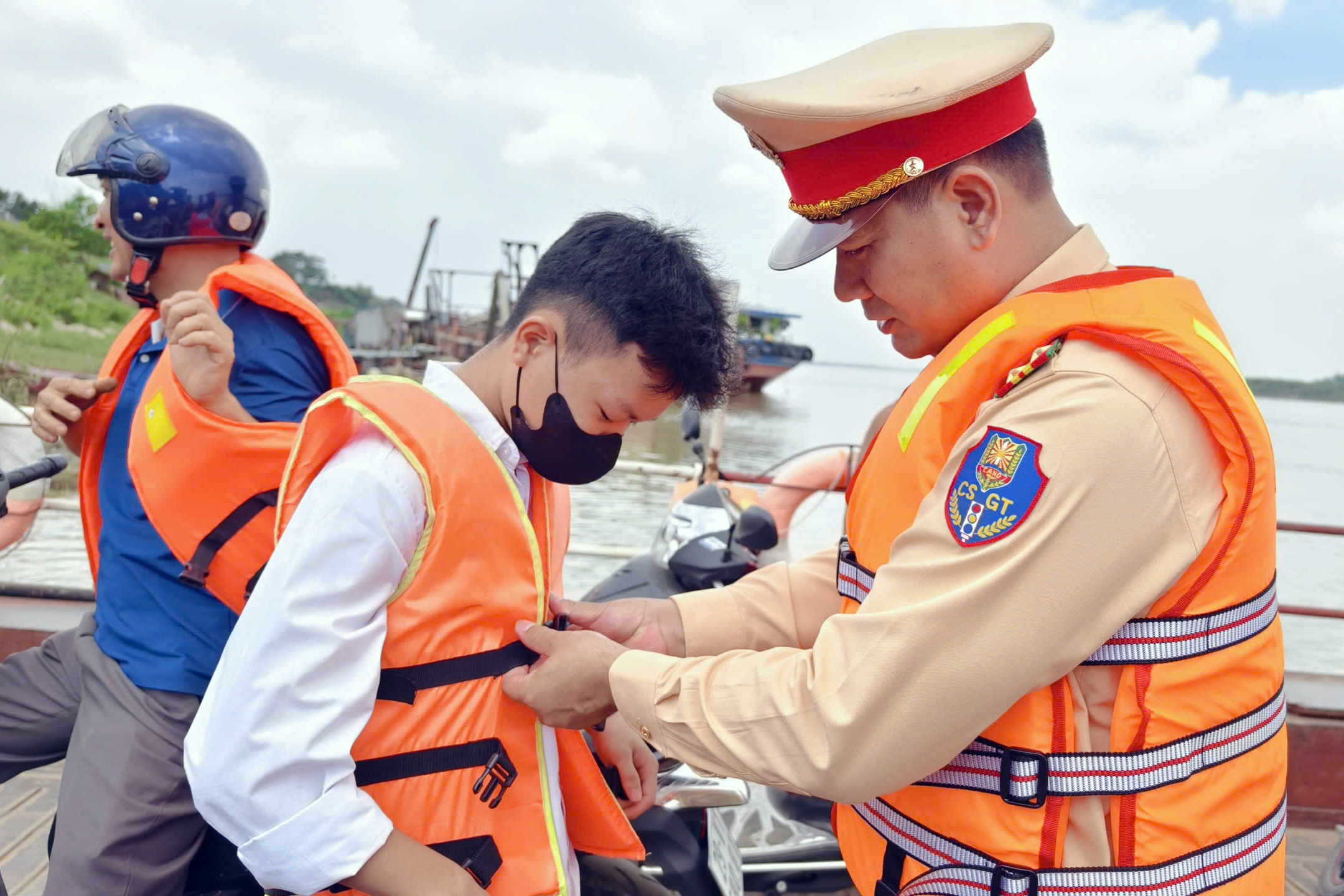CSGT l&ecirc;n ph&agrave;, dạy kỹ năng an to&agrave;n s&ocirc;ng nước cho học sinh x&atilde; đảo duy nhất ở H&agrave; Nội- Ảnh 1.