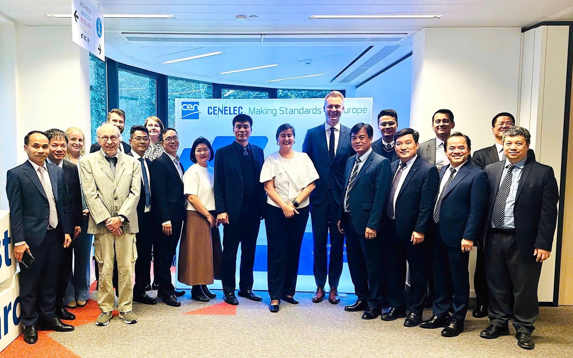 Thứ trưởng Phạm Minh H&agrave; l&agrave;m việc với Ủy ban ti&ecirc;u chuẩn h&oacute;a ch&acirc;u &Acirc;u