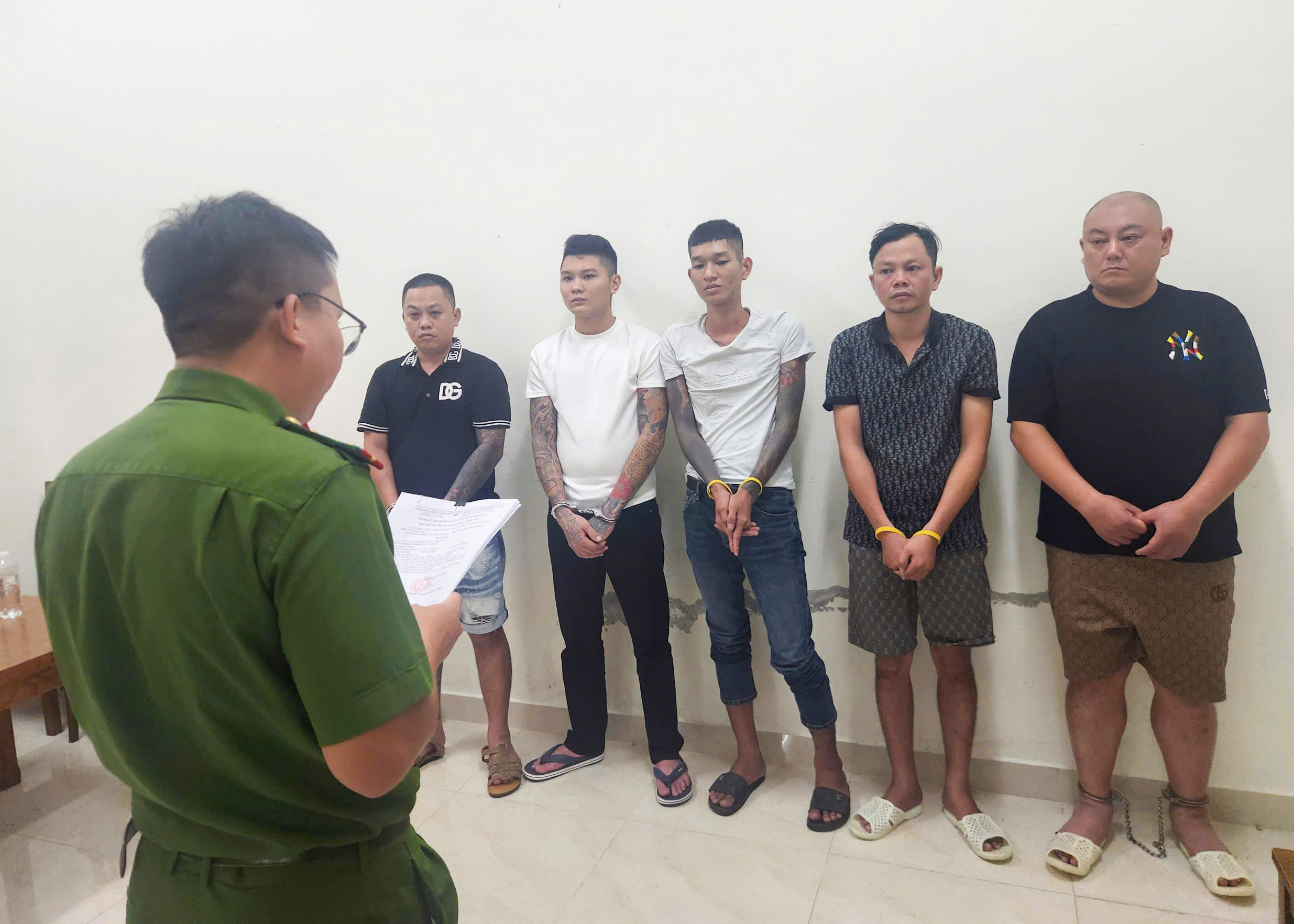 C&ocirc;ng an Đ&agrave; Nẵng giải cứu hai người nước ngo&agrave;i bị bắt giữ tr&aacute;i ph&aacute;p luật- Ảnh 1.