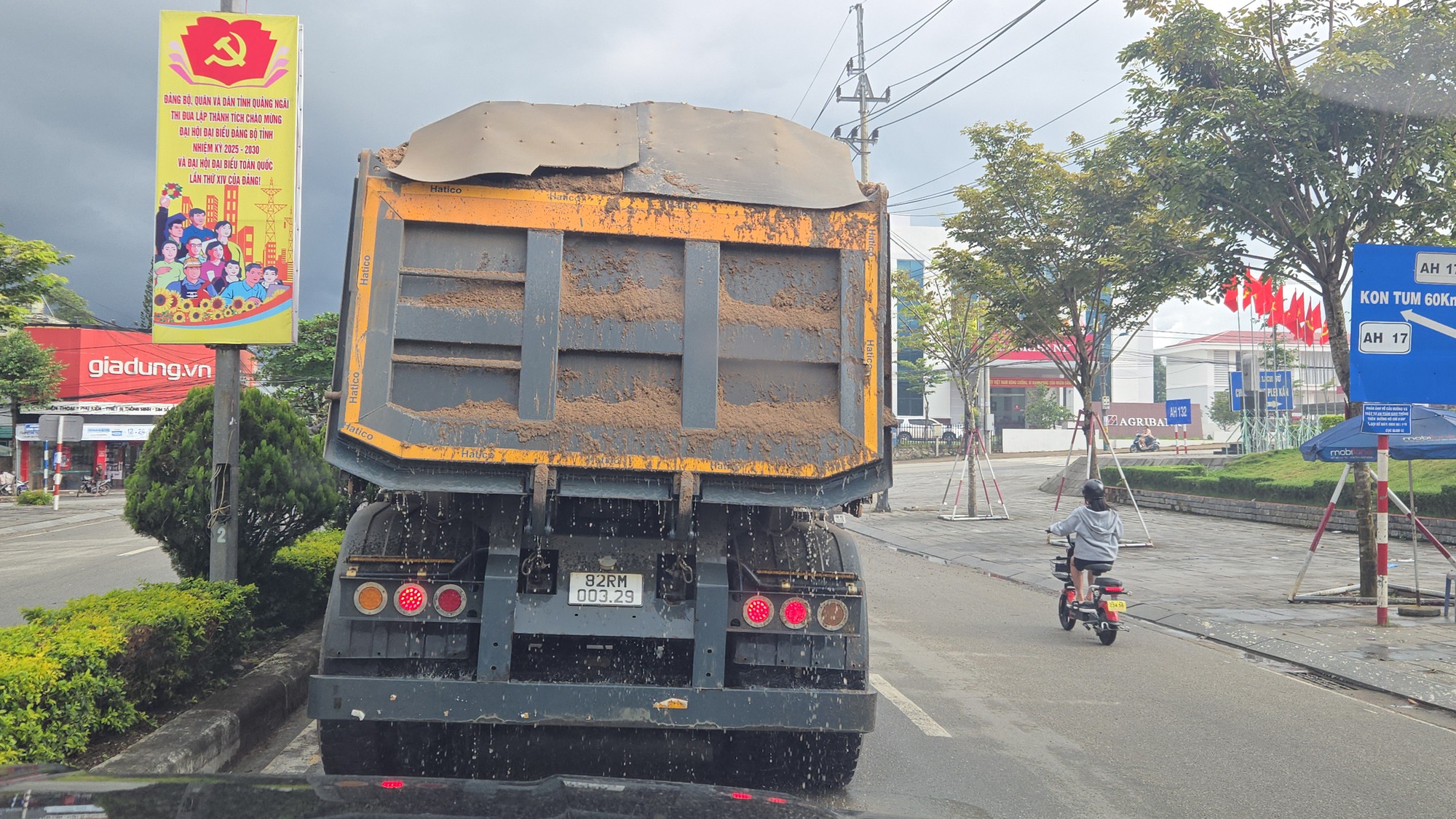 Quảng Ng&atilde;i: Ph&aacute;t hiện nhiều xe chở c&aacute;t qu&aacute; th&agrave;nh th&ugrave;ng, rơi v&atilde;i tr&ecirc;n đường Hồ Ch&iacute; Minh- Ảnh 2.