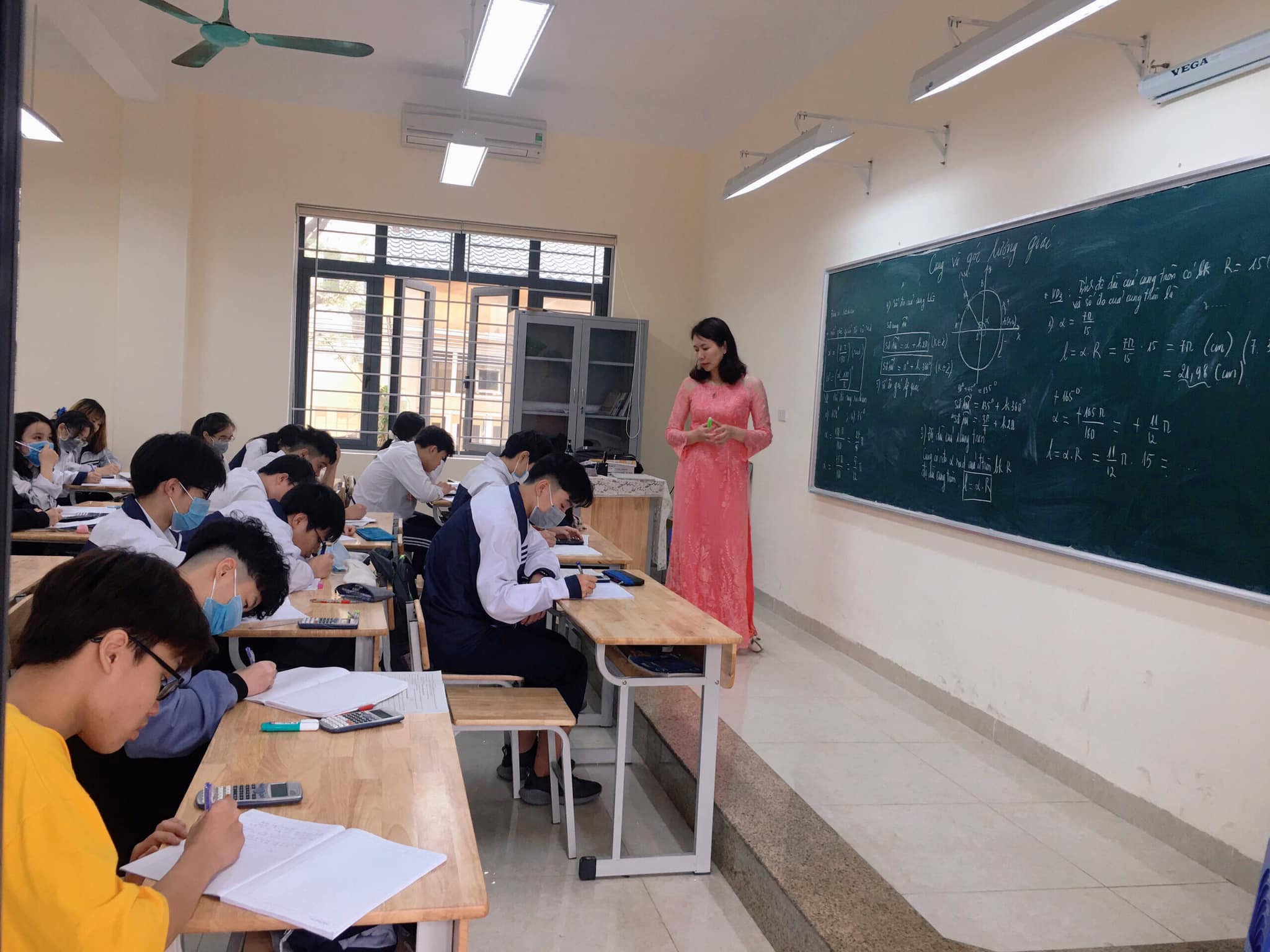 Bộ Gi&aacute;o dục v&agrave; Đ&agrave;o tạo lấy &yacute; kiến bỏ x&eacute;t học bạ từ năm 2026- Ảnh 1.