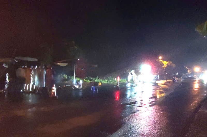 Hai người đàn ông thương vong sau cú va chạm với xe tải. Hai người đàn ông thương vong sau cú va chạm với xe tải.