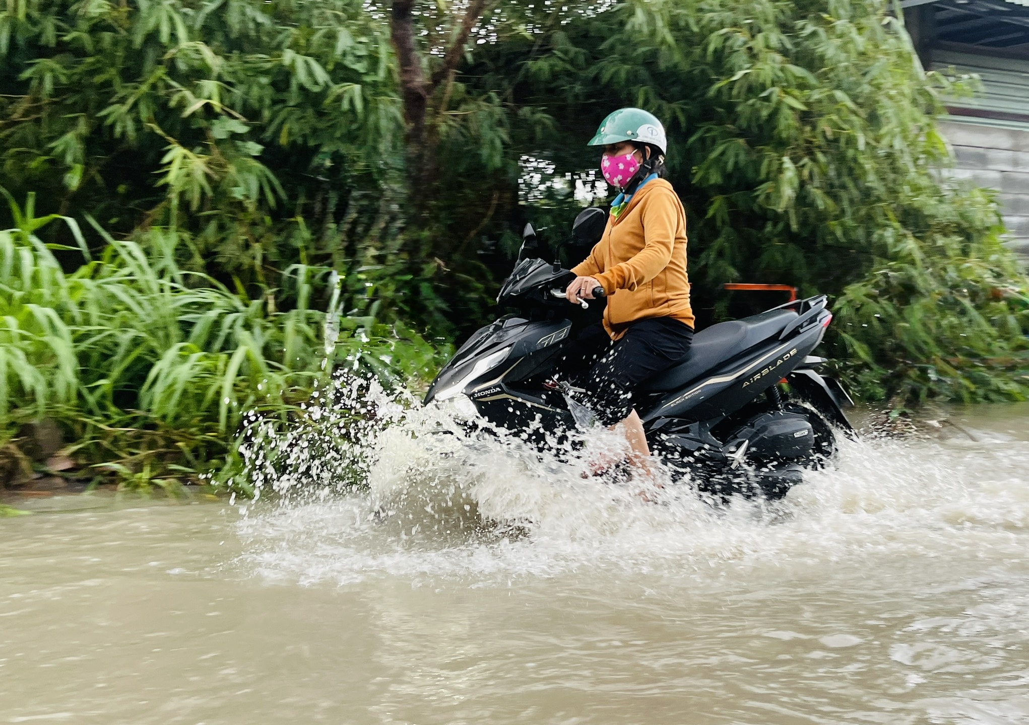 Đồng Nai: Mưa lớn, nước tr&ecirc;n đường như th&aacute;c, xe ben chắn s&oacute;ng cho người đi xe m&aacute;y- Ảnh 2.