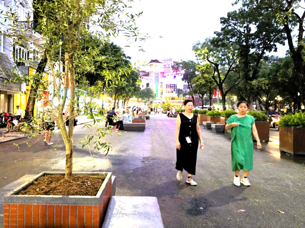 Người d&acirc;n n&oacute;i g&igrave; về kh&ocirc;ng gian đi bộ tại khu vực quảng trường Đ&ocirc;ng Kinh - Nghĩa Thục?- Ảnh 16.