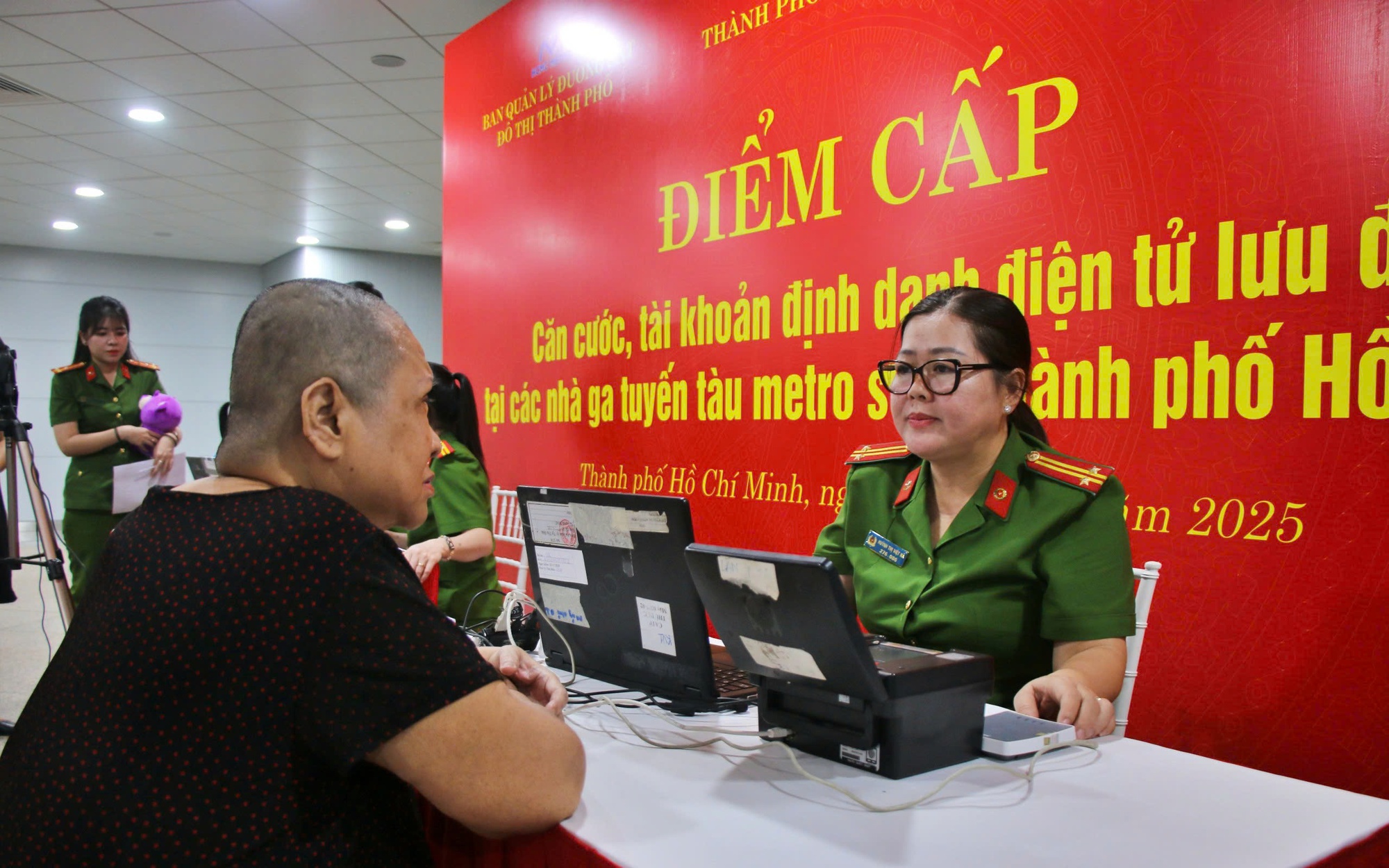 C&ocirc;ng an TP.HCM mở đường d&acirc;y n&oacute;ng giải quyết vướng mắc cư tr&uacute;, CCCD