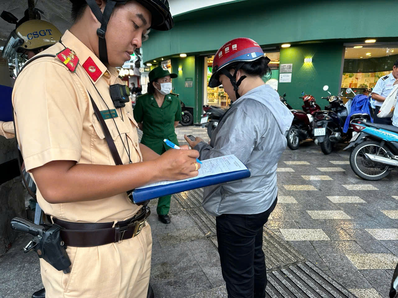T&aacute;i diễn cảnh người d&acirc;n leo vỉa h&egrave;, CSGT tăng cường xử phạt- Ảnh 3.
