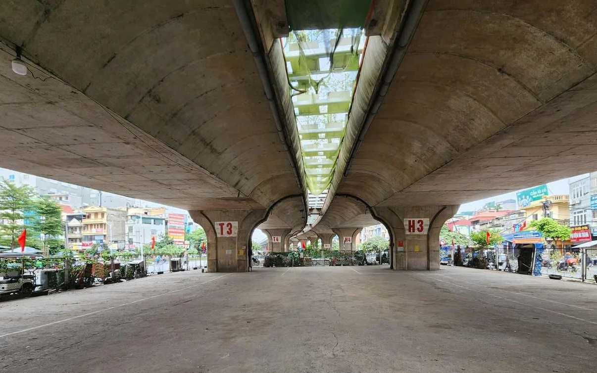 H&agrave; Nội: X&oacute;a điểm tr&ocirc;ng giữ xe dưới gầm cầu, người d&acirc;n loay hoay t&igrave;m chỗ gửi