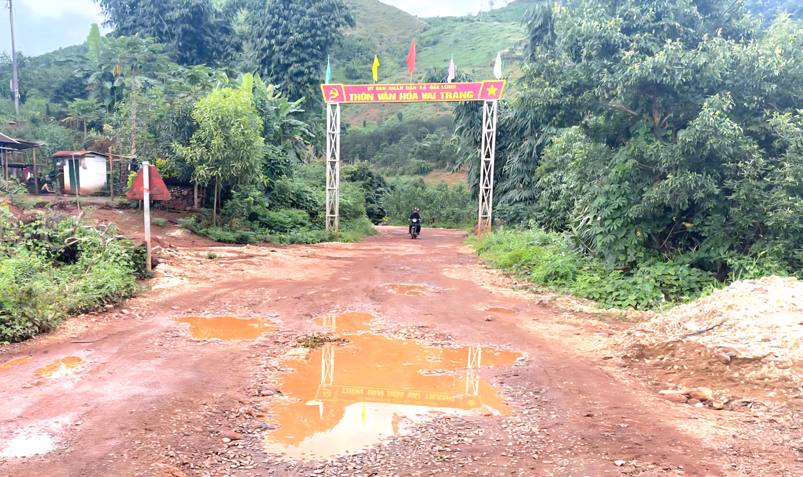 Hạ tầng giao th&ocirc;ng ph&iacute;a T&acirc;y Quảng Ng&atilde;i hư hỏng nặng, tiềm ẩn nguy cơ tai nạn- Ảnh 14.