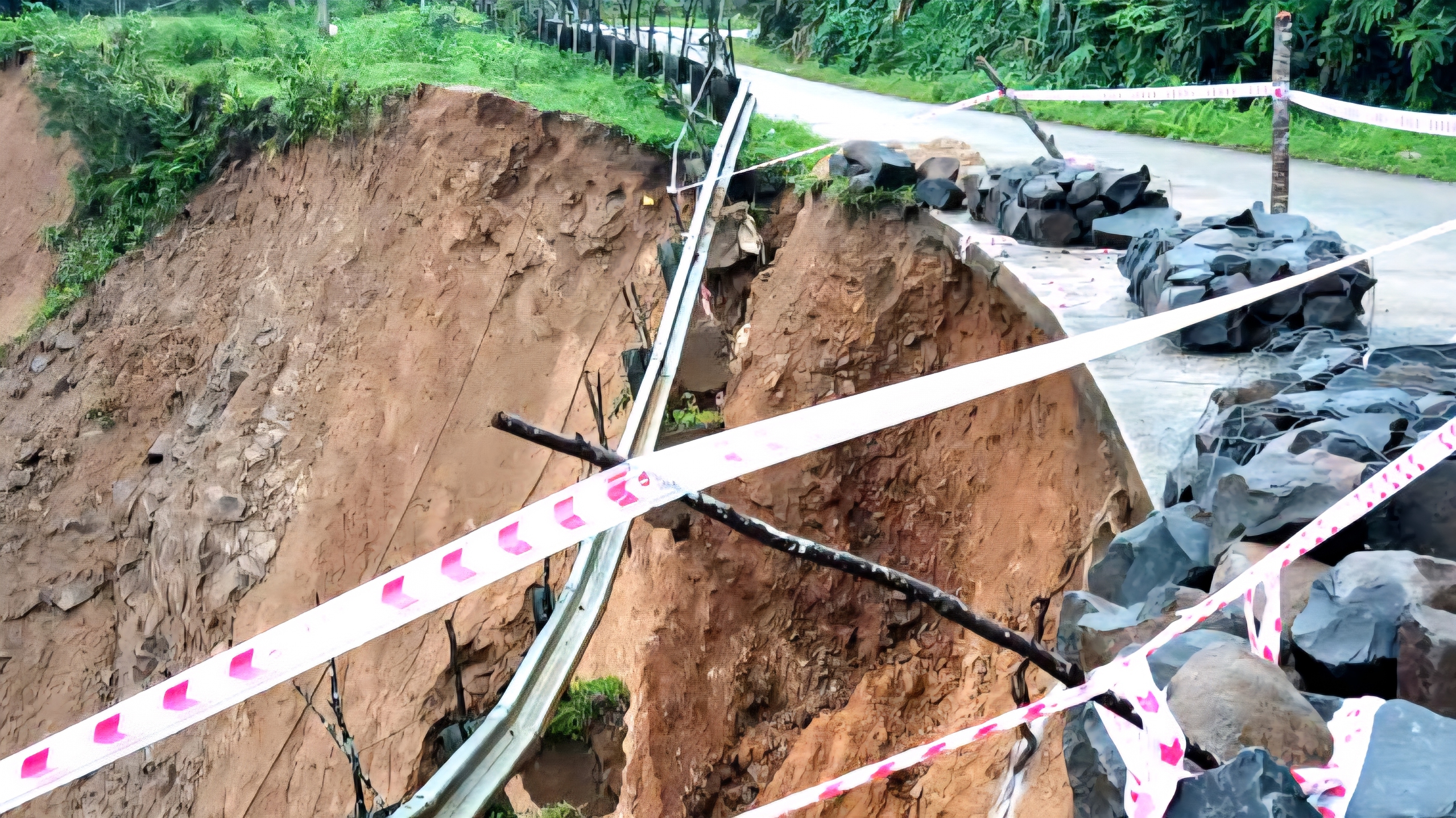 Hạ tầng giao th&ocirc;ng ph&iacute;a T&acirc;y Quảng Ng&atilde;i hư hỏng nặng, tiềm ẩn nguy cơ tai nạn- Ảnh 8.