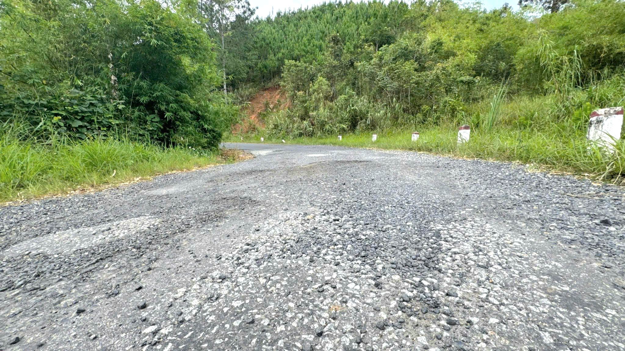 Hạ tầng giao th&ocirc;ng ph&iacute;a T&acirc;y Quảng Ng&atilde;i hư hỏng nặng, tiềm ẩn nguy cơ tai nạn- Ảnh 4.