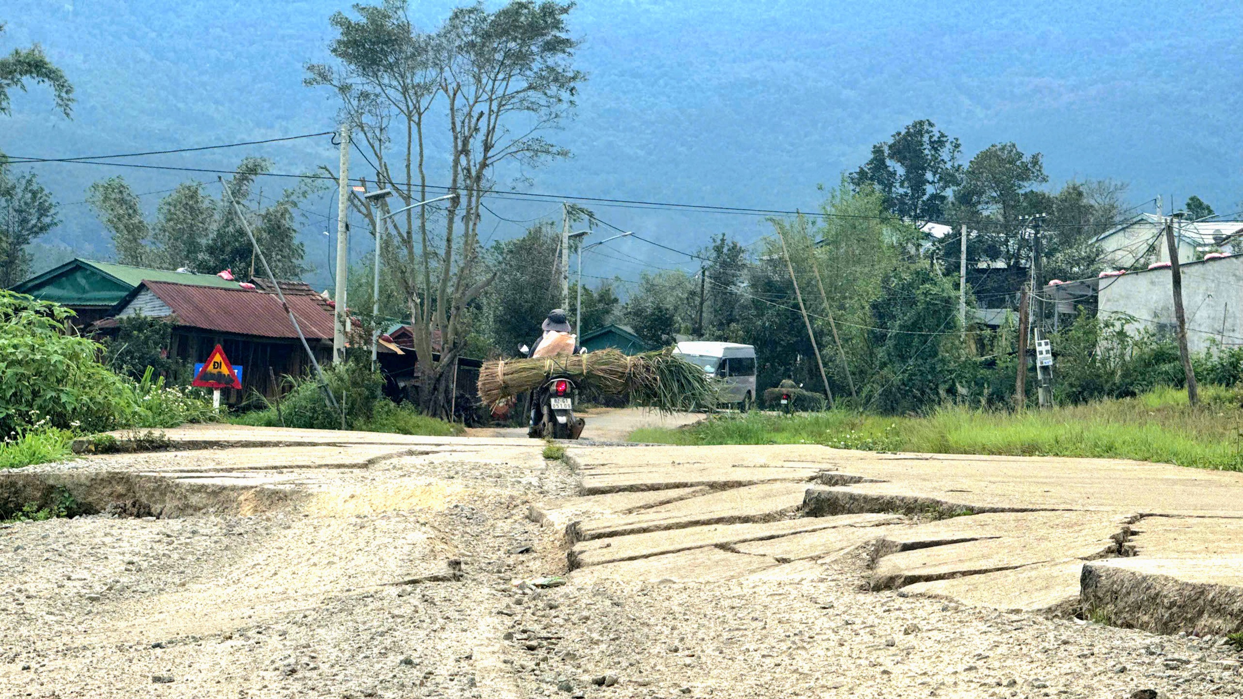 Hạ tầng giao th&ocirc;ng ph&iacute;a T&acirc;y Quảng Ng&atilde;i hư hỏng nặng, tiềm ẩn nguy cơ tai nạn- Ảnh 2.