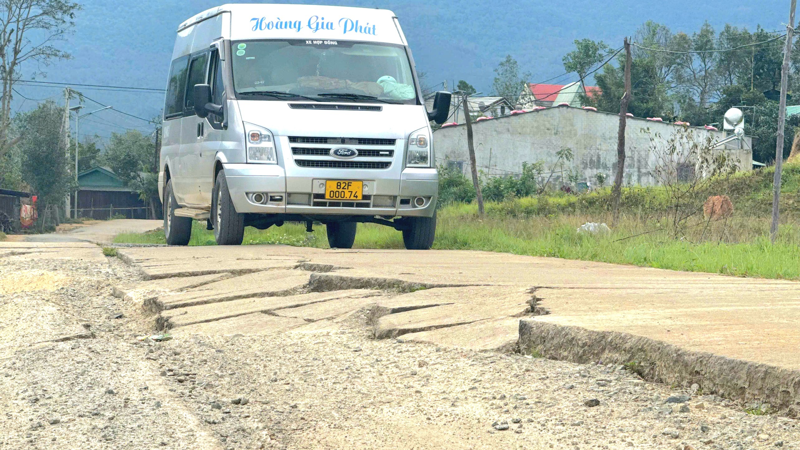 Hạ tầng giao th&ocirc;ng ph&iacute;a T&acirc;y Quảng Ng&atilde;i hư hỏng nặng, tiềm ẩn nguy cơ tai nạn- Ảnh 3.