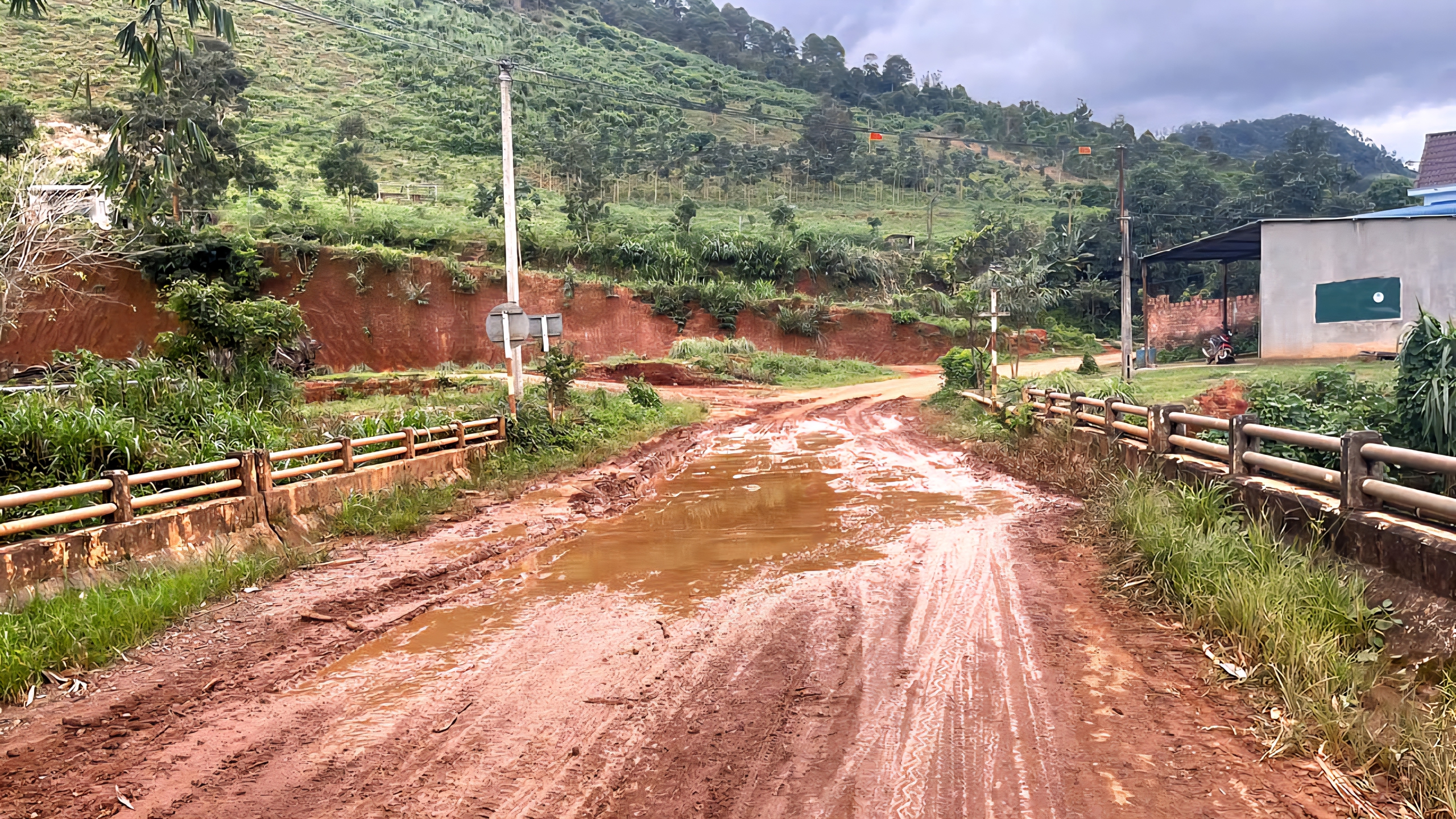 Hạ tầng giao th&ocirc;ng ph&iacute;a T&acirc;y Quảng Ng&atilde;i hư hỏng nặng, tiềm ẩn nguy cơ tai nạn- Ảnh 10.