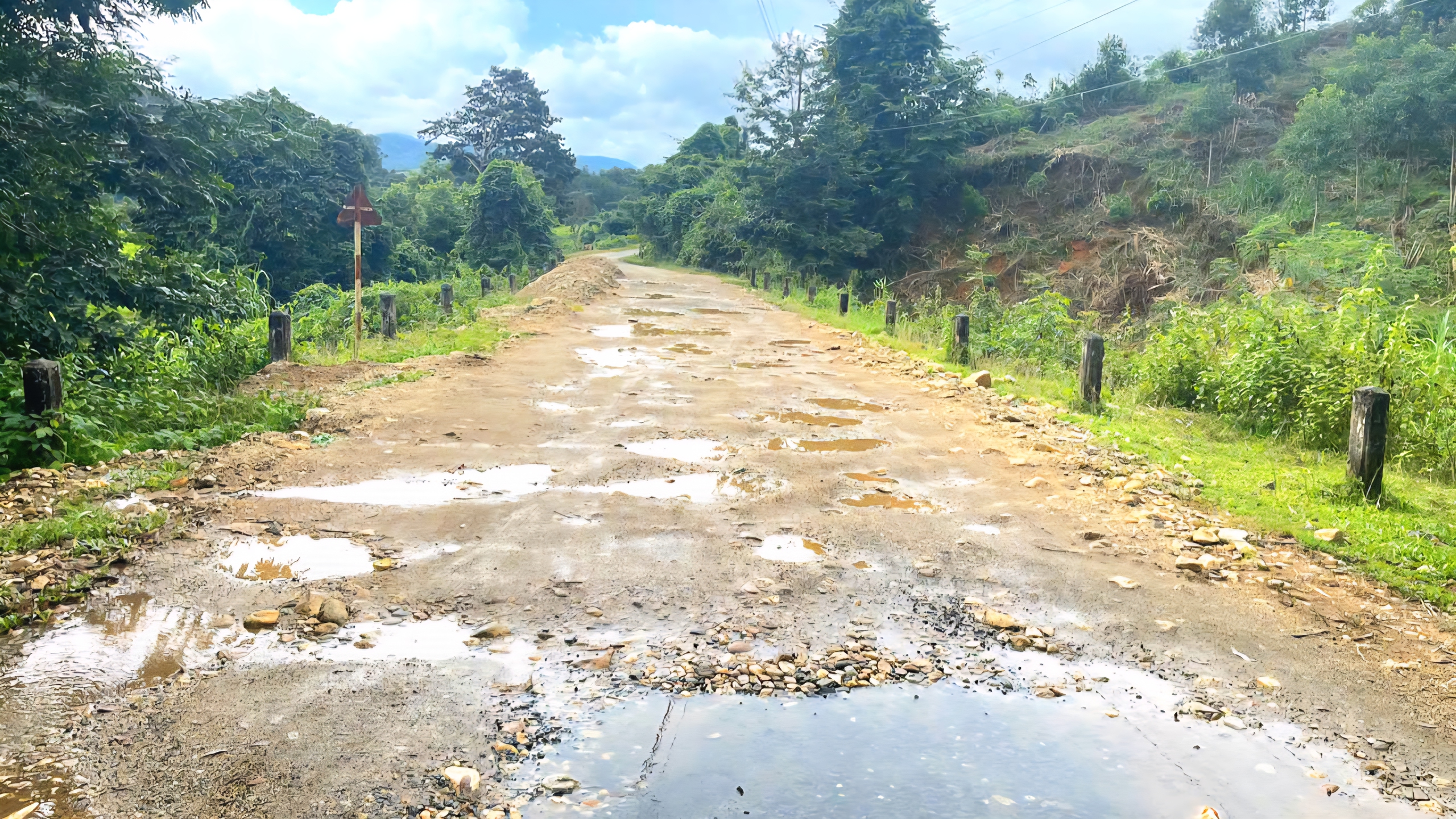 Hạ tầng giao th&ocirc;ng ph&iacute;a T&acirc;y Quảng Ng&atilde;i hư hỏng nặng, tiềm ẩn nguy cơ tai nạn- Ảnh 12.