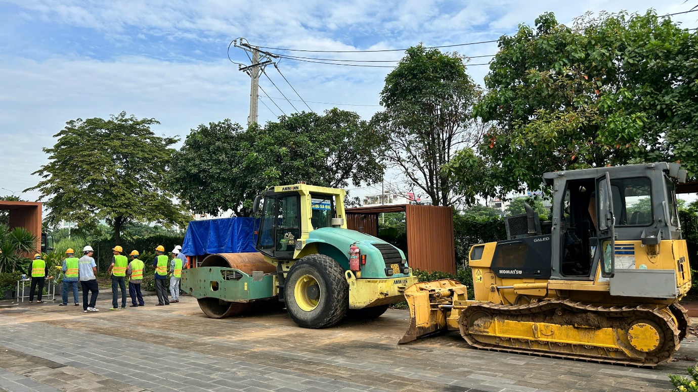 D:\DỰ &Aacute;N\STELLA 69 79 89\H&Igrave;NH ẢNH\Thi cong duong 13m\z7016644351671_0850c9c5ceed78ed300ec237df0b7ddc.jpg
