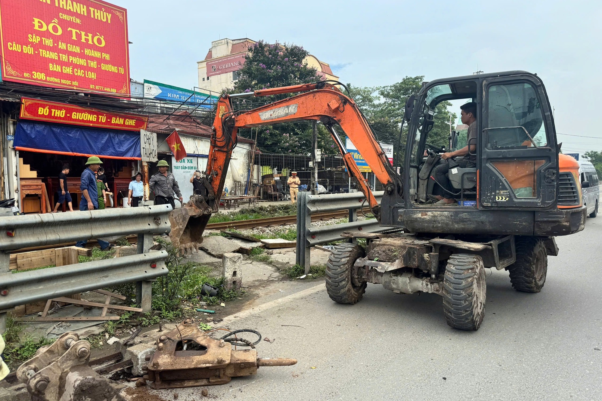 H&agrave; Nội: Cảnh s&aacute;t t&uacute;c trực ven đường sắt, nhắc nhở học sinh ngăn tai nạn t&agrave;u hỏa- Ảnh 5.